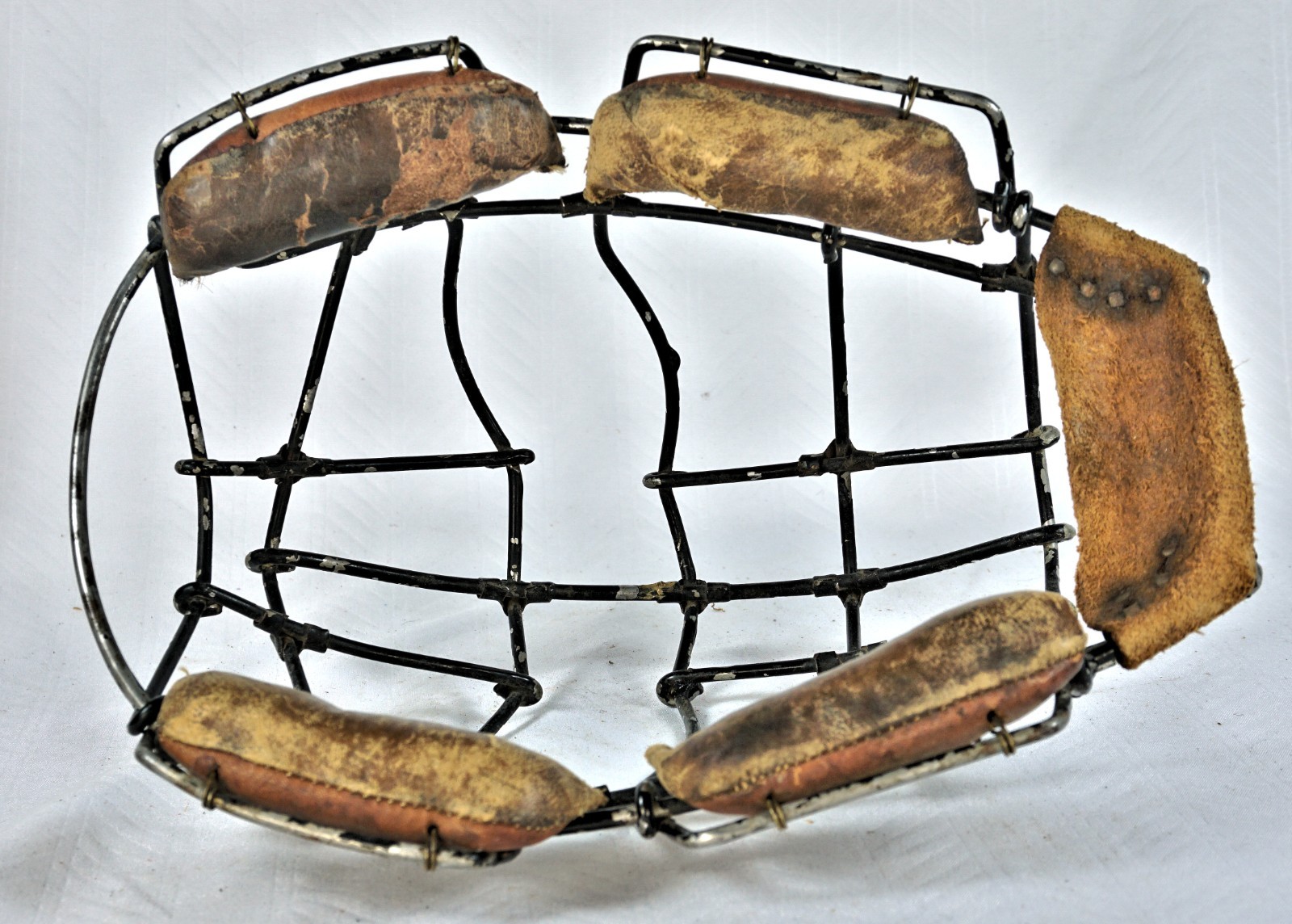 VINTAGE EARLY 19OOS LOOP AND CLIP CHILD'S CATCHER'S MASK