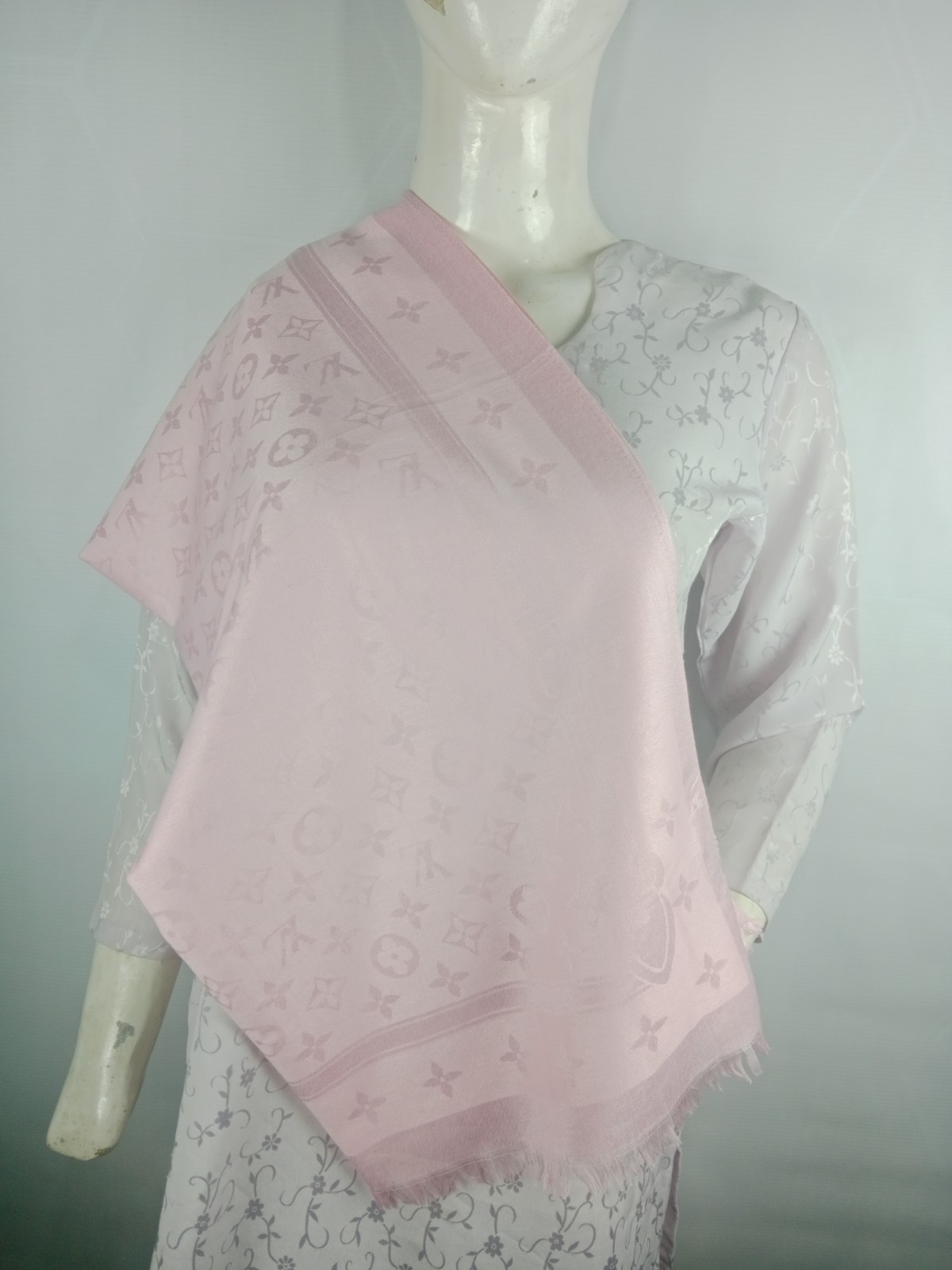 Authentic Louis Vuitton Wrap Stole Shawl 65% Cashmere 35% Silk Light Pink Used