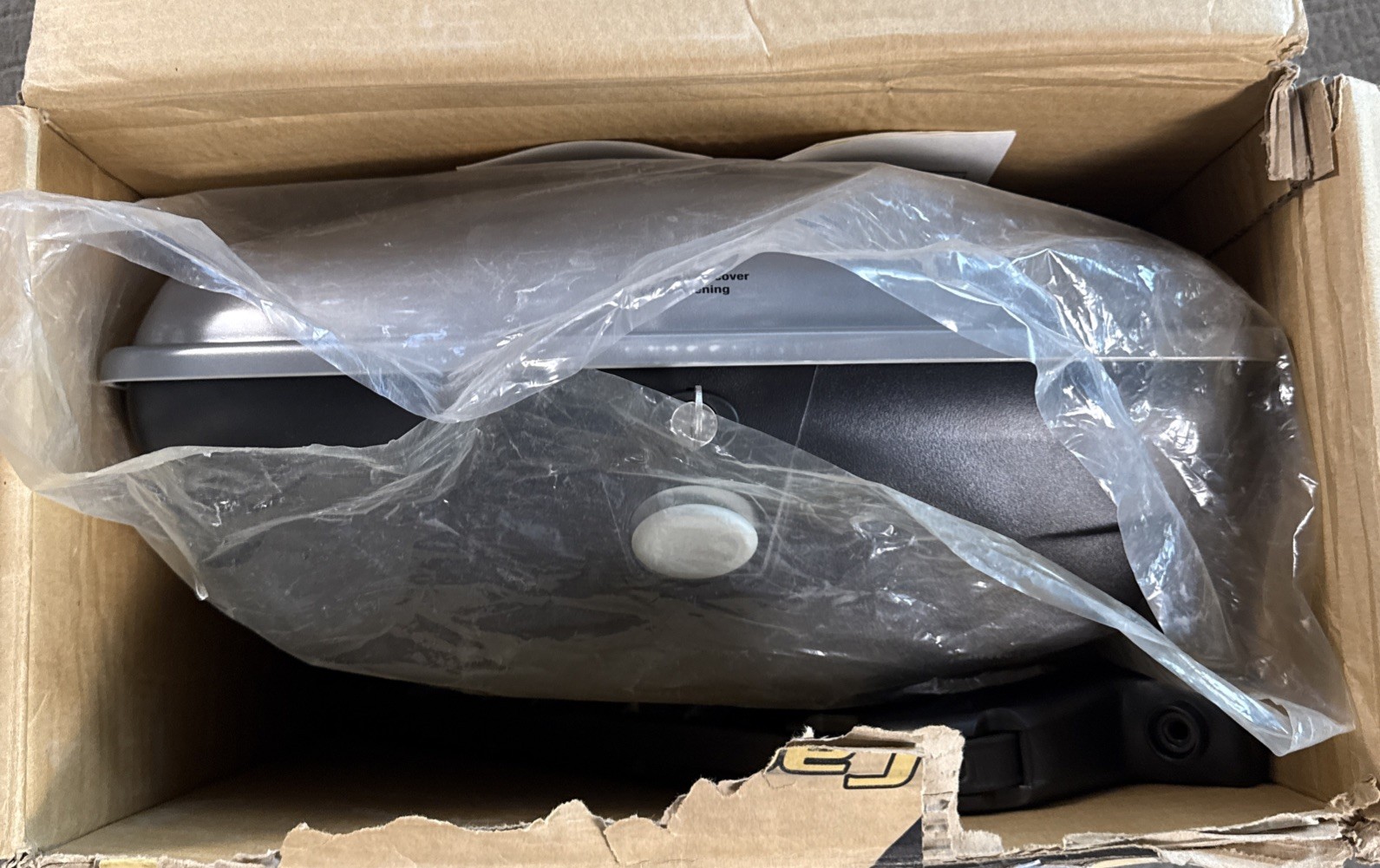 Thule Cast Away Fishing Rod Carrier Roof Rack #885, Locking, Holds 4 Rods, New