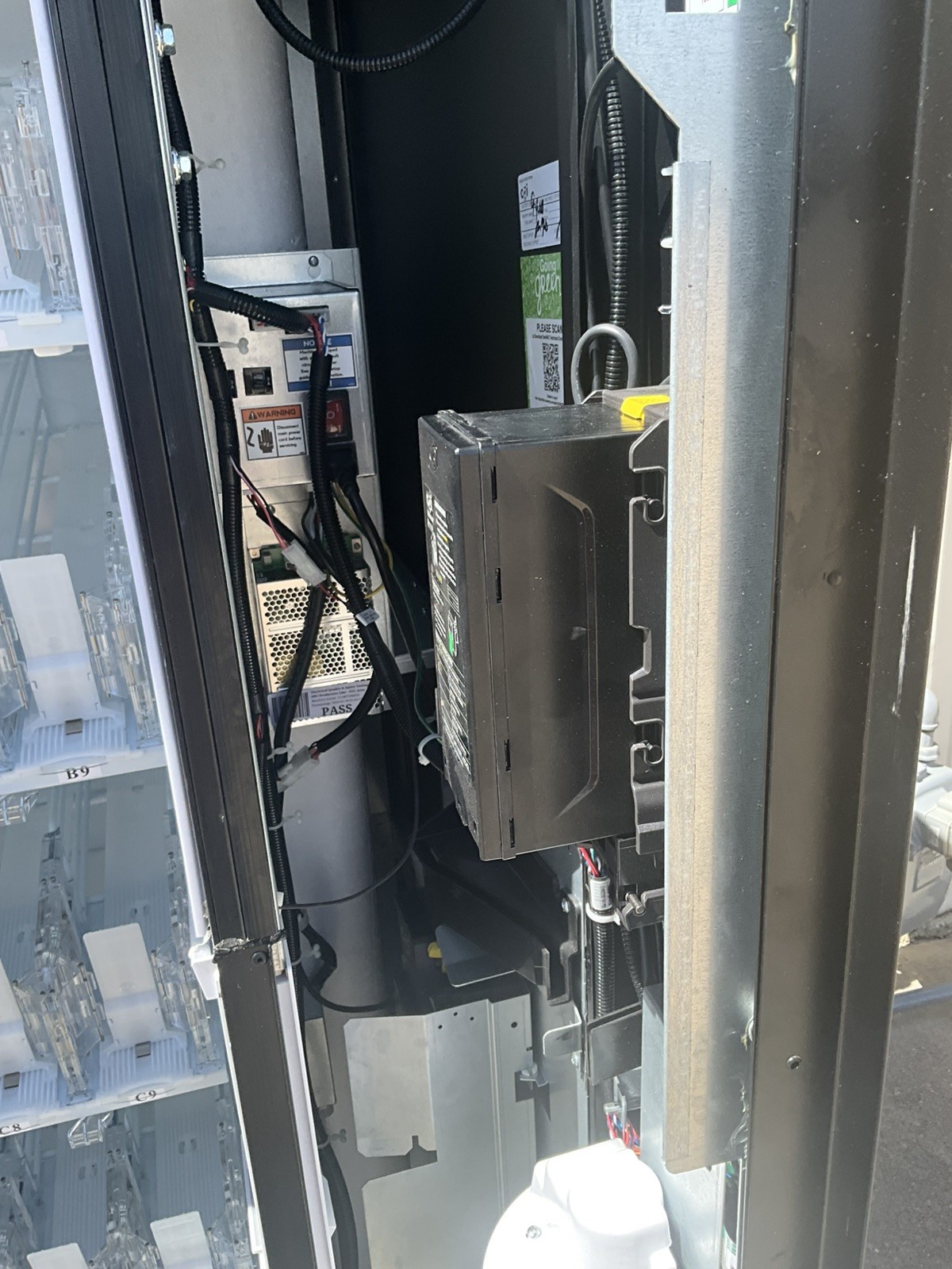 24 Dixie Narco Bev Max CPI Glass Front Beverage Vending Machine 5800-4HC refrige