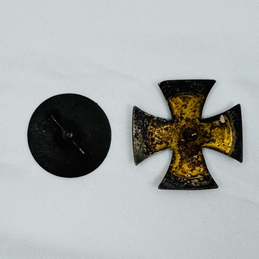 Imperial German WWI Iron Cross 1st Class 1914 Screwback Mounting