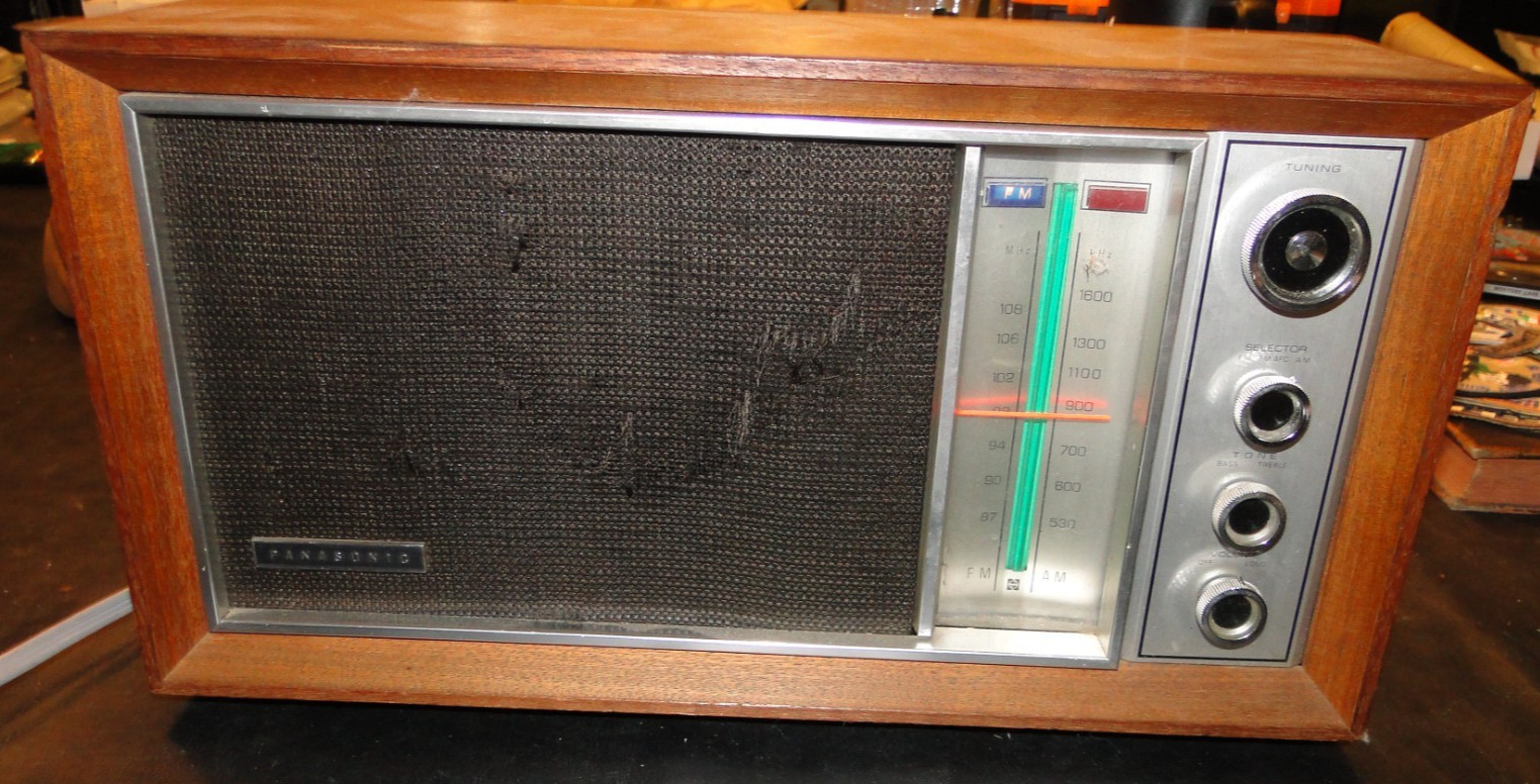 1970’s Panasonic Table Top Radio AM-FM Walnut RE7259 Works great !