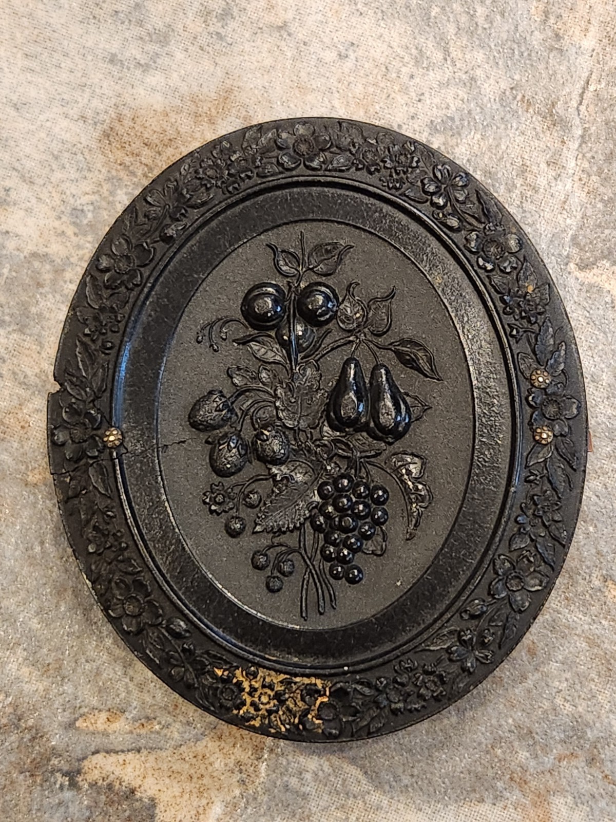 Nice Round Portrait Photo of Civil War Soldier w Gold Buttons & Ring in Case