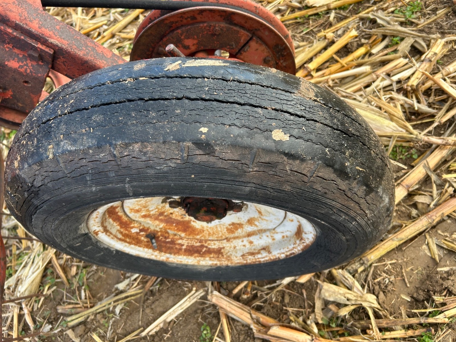 Avco 126 bar rake in working condition