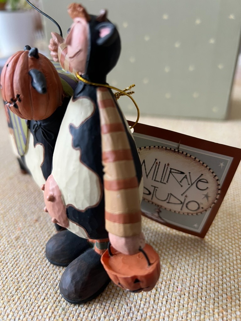 Williraye -ww6155 - COWSTUME PARTY - Halloween Cow with Pumpkin and Bat -New/Box