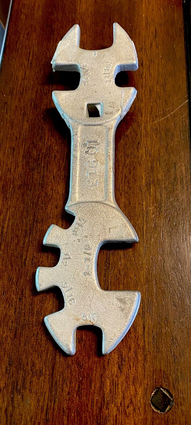 Vintage Liquid No.LQ-913 Multi Tool  Gas Valve Welding Tank Wrench - 9” EUC