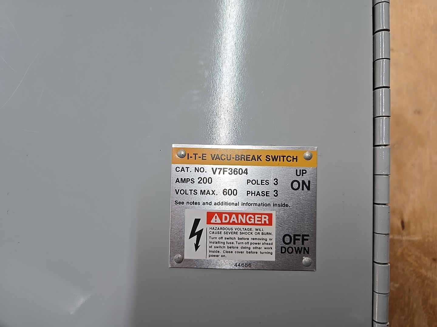 V7F3604 Siemens I-T-E 200 amp 600V WITH MOUNTING KIT