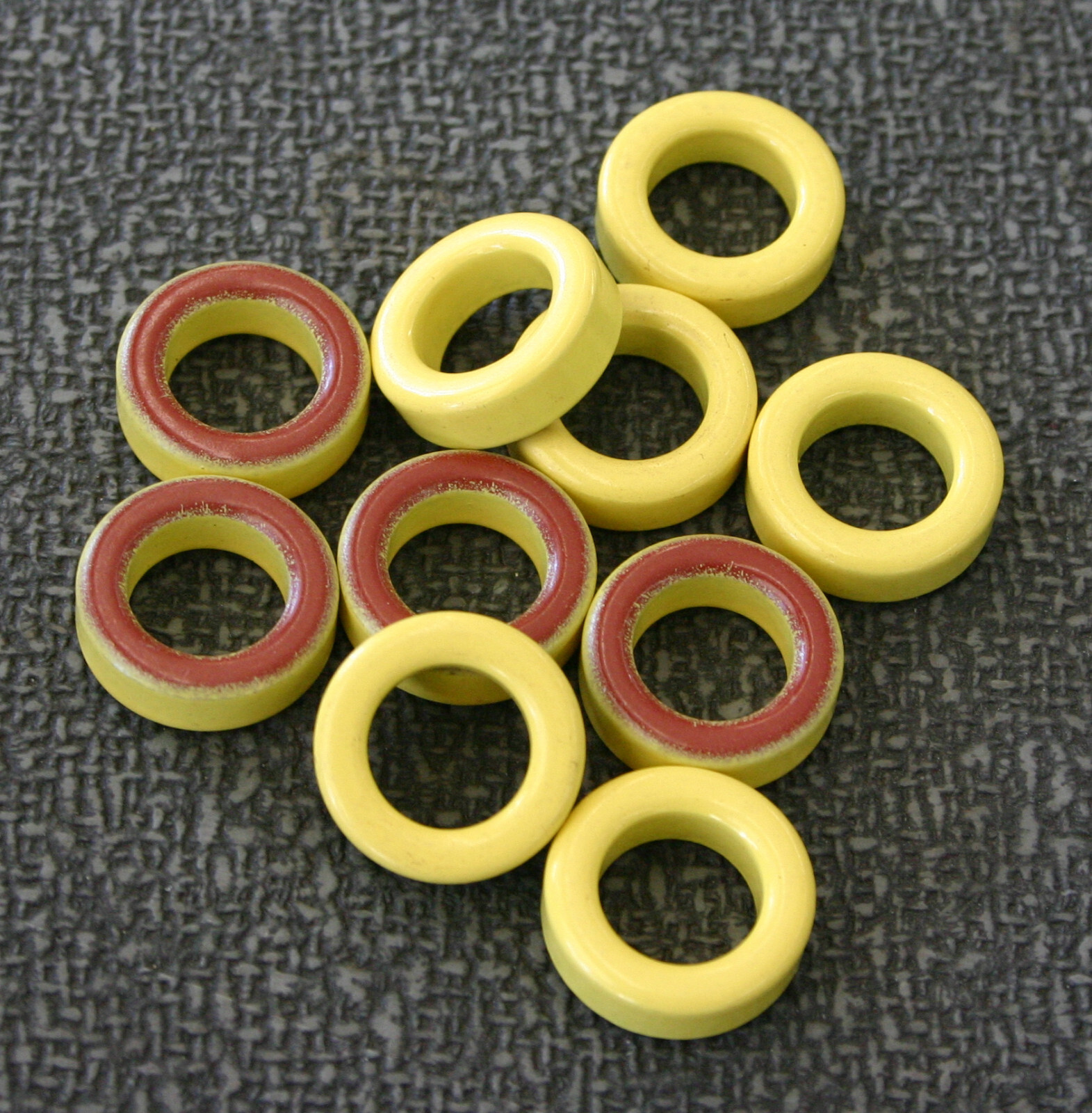 10 Pieces Toroid Ferrite Core EMI Yellow / Brown 20mm x 12mm x 6.5mm NOS