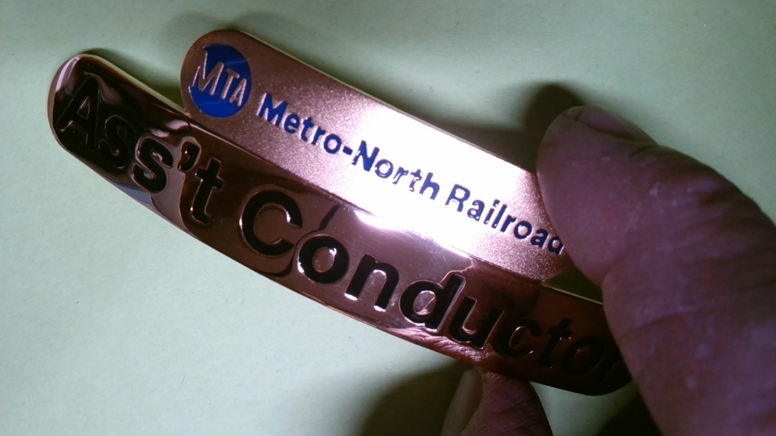 HAT BADGE MTA METRO NORTH RAILROAD TRAIN ASS'T CONDUCTOR MODERN & 2 SCREWBACKS