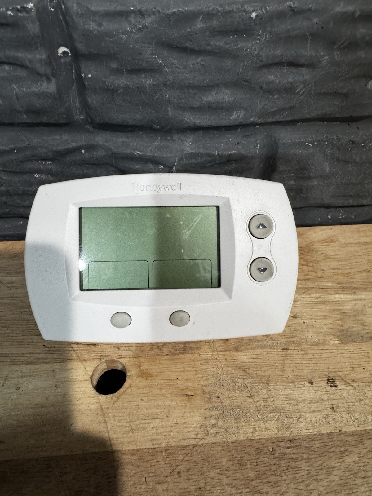 Honeywell TH5220D1029 Focuspro 5000 Non-Programmable Thermostat Preowned