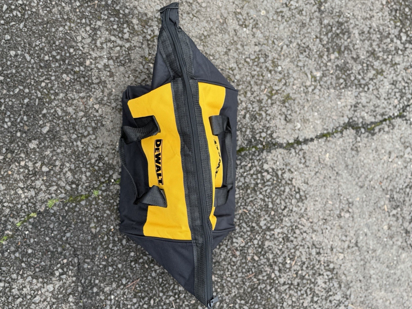 New Dewalt Heavy Duty Ballistic Nylon 11" Tool Bag ( 1 ). (11” x 8” x 7”)