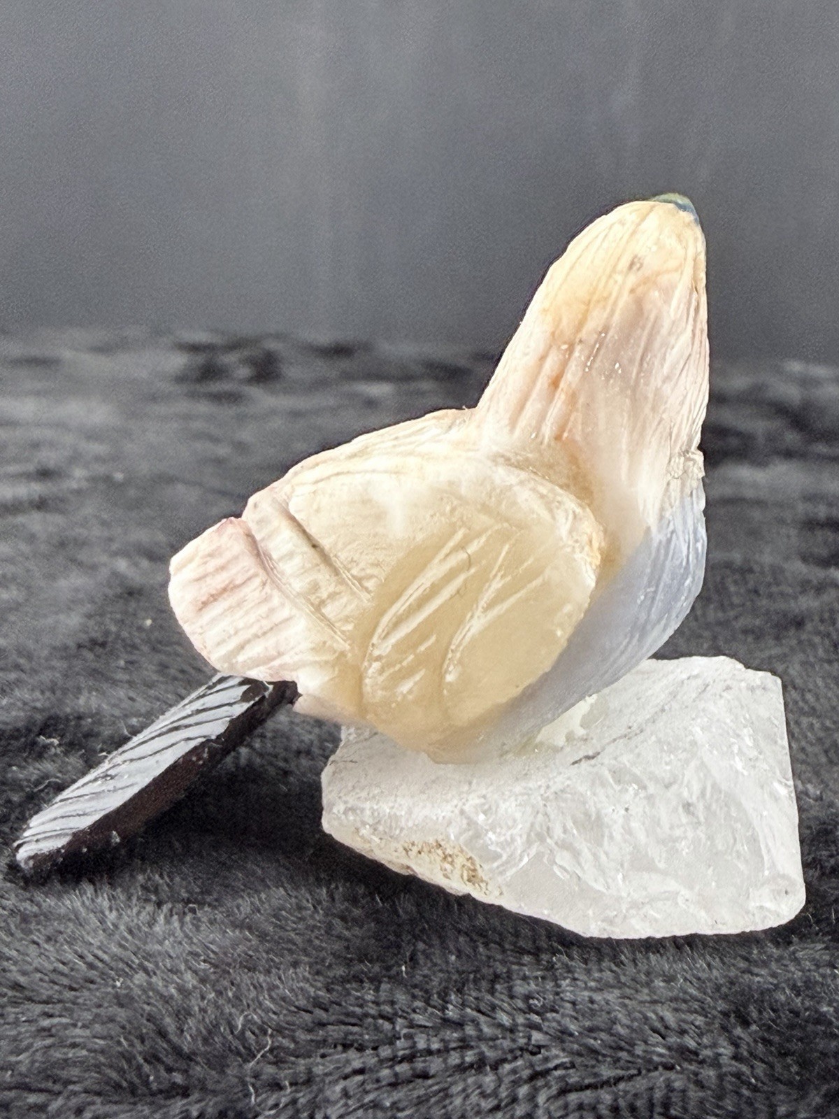 Gemstone Bird Sculpture on Mineral Base. 22 g. 39x34x33 mm