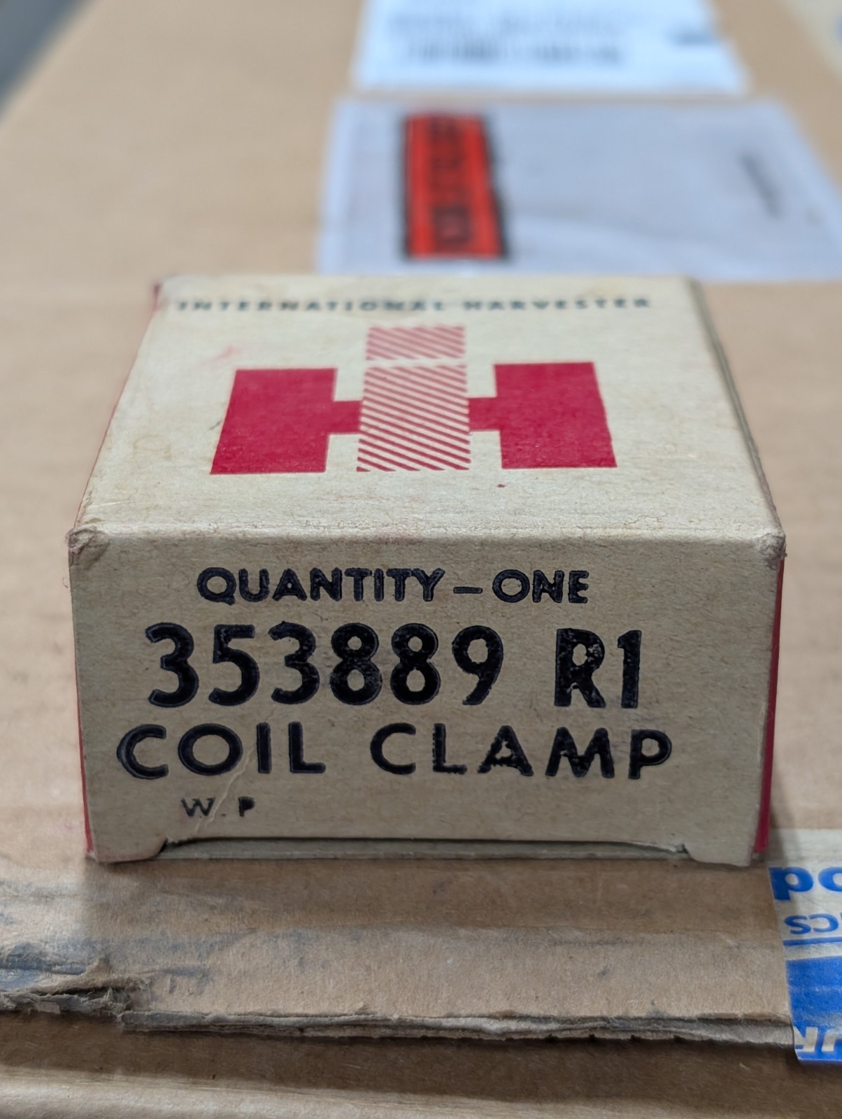 NOS IH International Harvester 353889R1 Coil Clamp In Original Box
