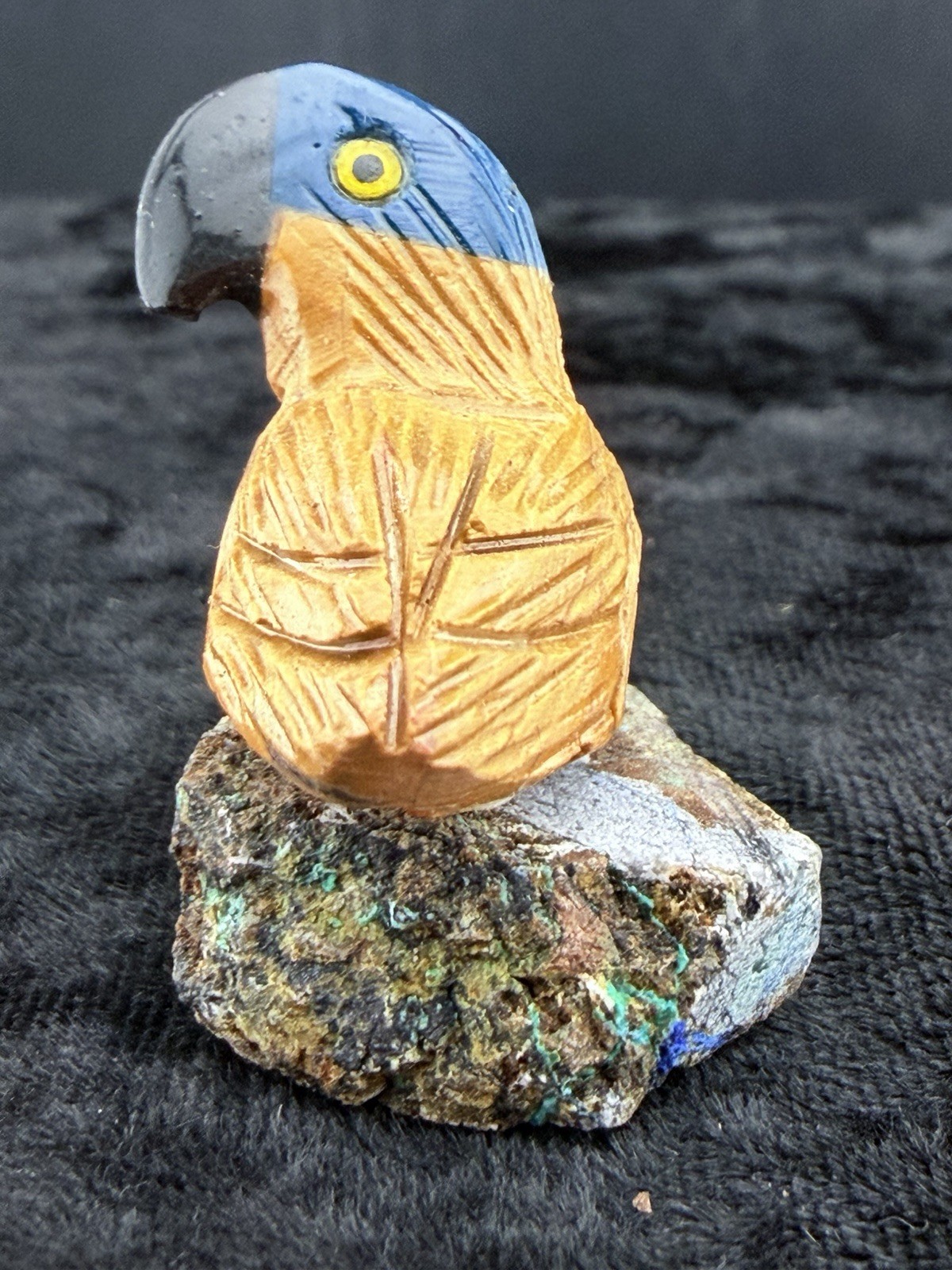Gemstone Bird Sculpture on Mineral Base. 20 g. 29x26x35 mm