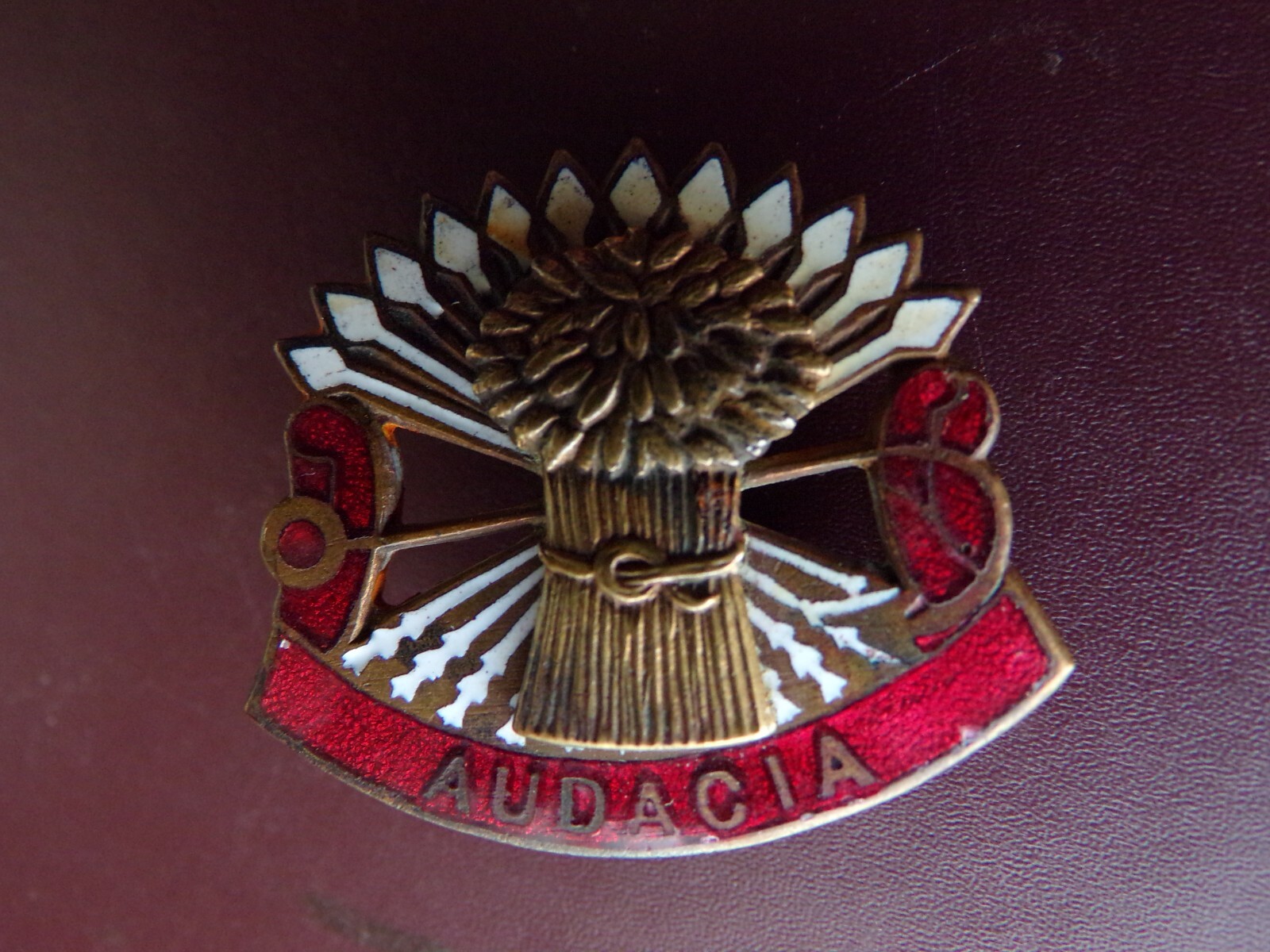 WWII US Army 4th Air Defense Artillery ADA Crest Unit Pin Gaunt Military DI PB