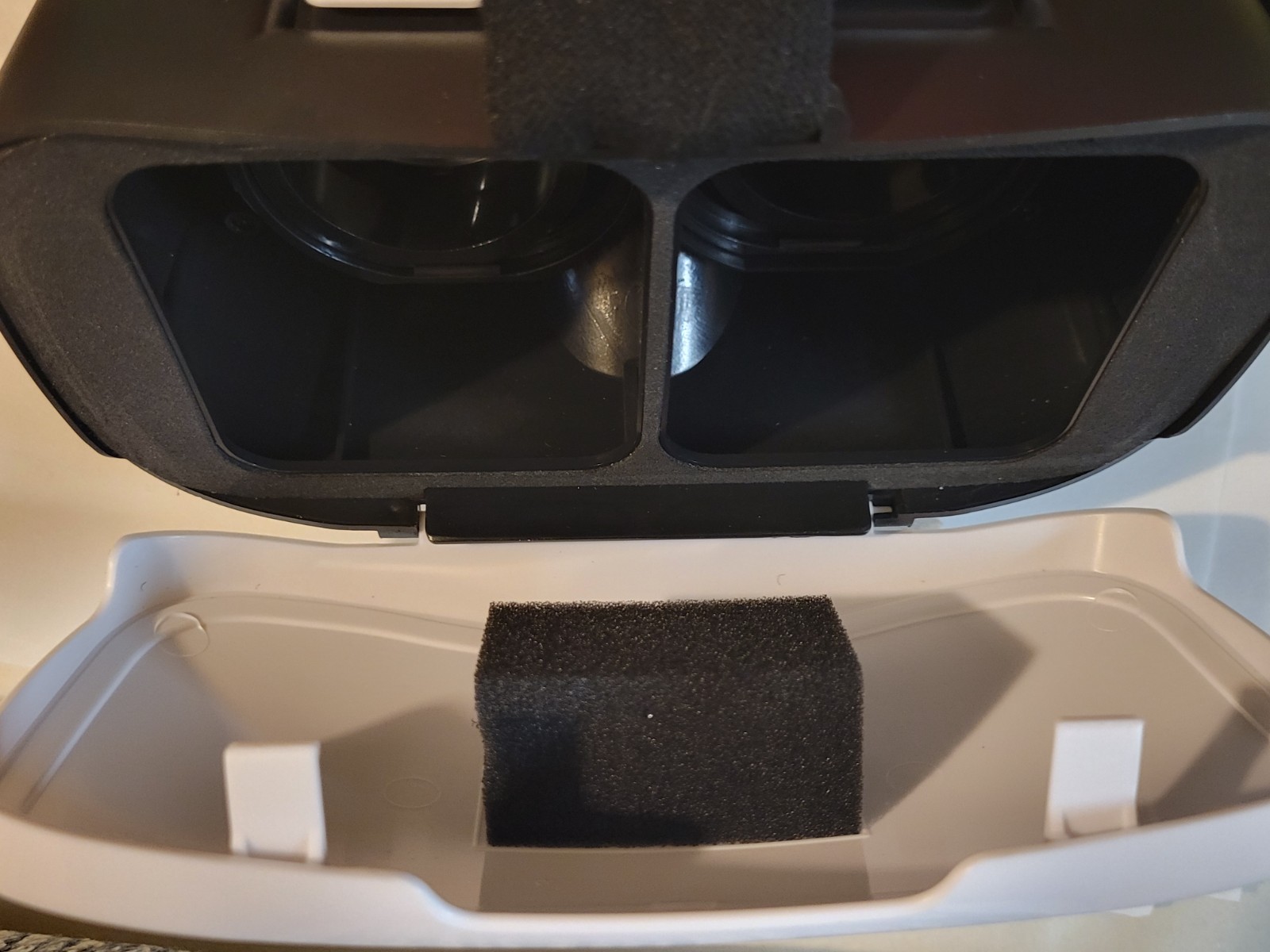 ONN White virtual reality smartphone headset