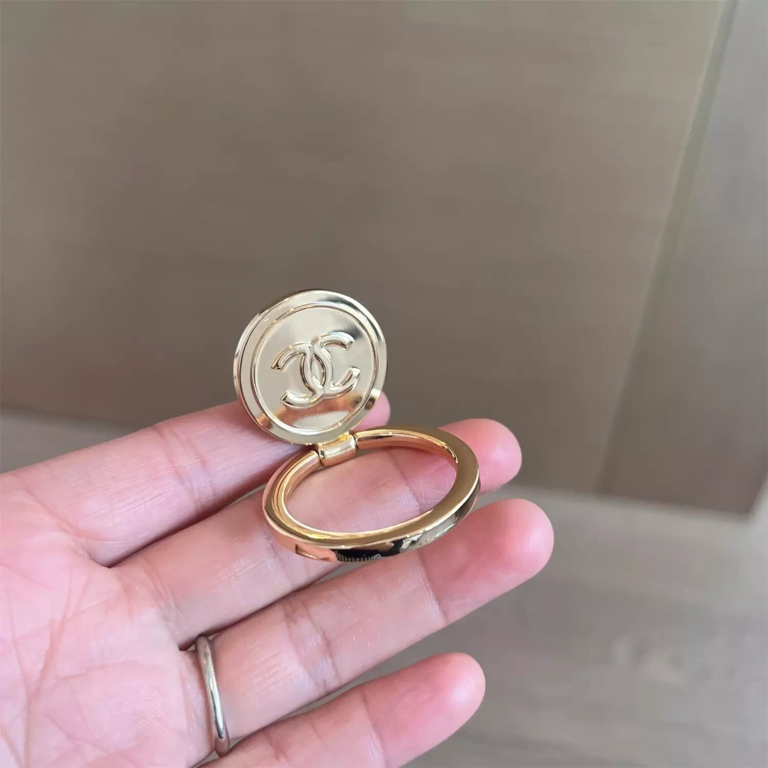 CHANEL Beauty Beaute Gold Phone Finger Ring Holder VIP Gift Accessory