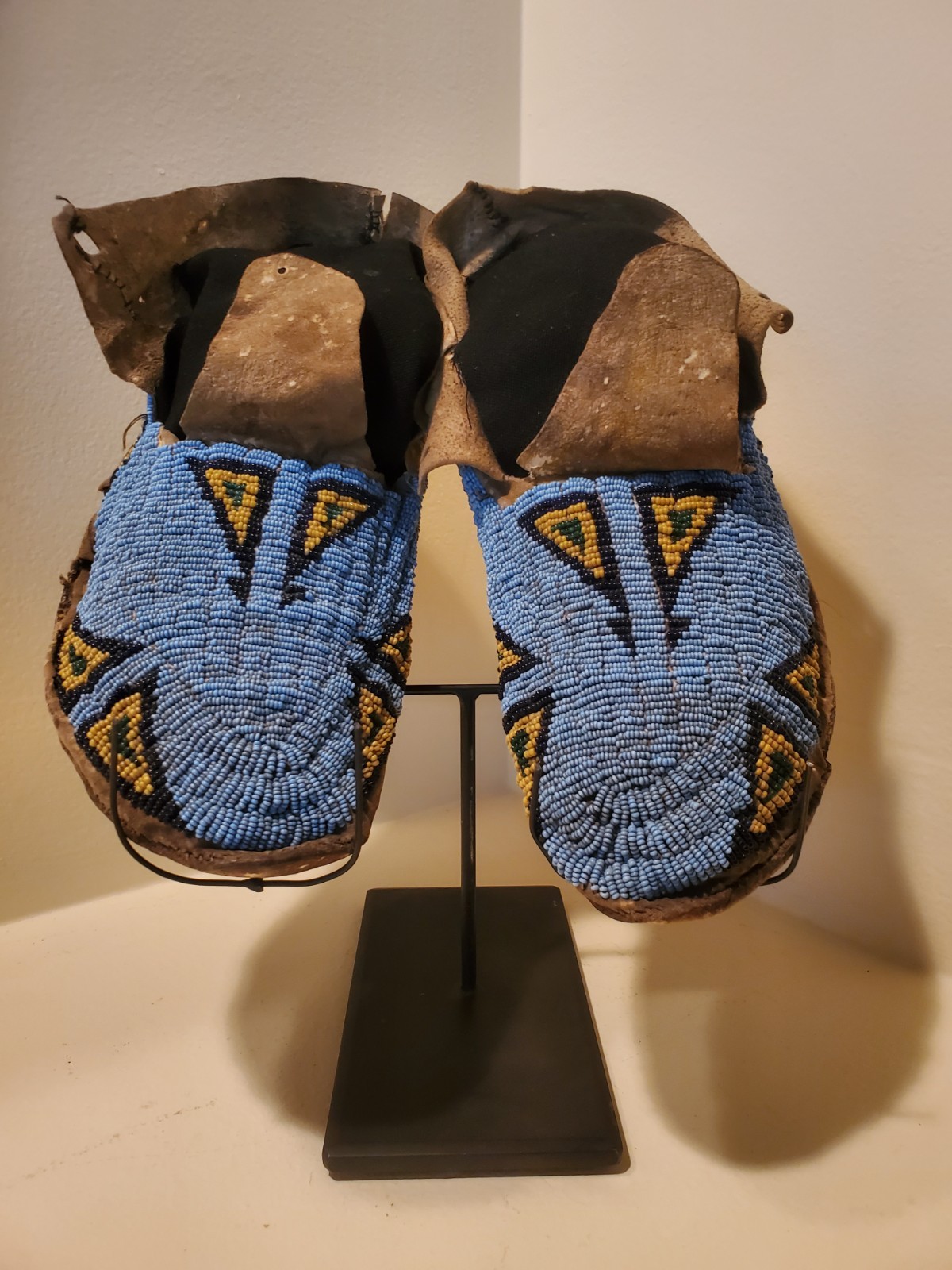 Antique OLD Native American Indian plains beaded early 1860s moccasins 19th c.