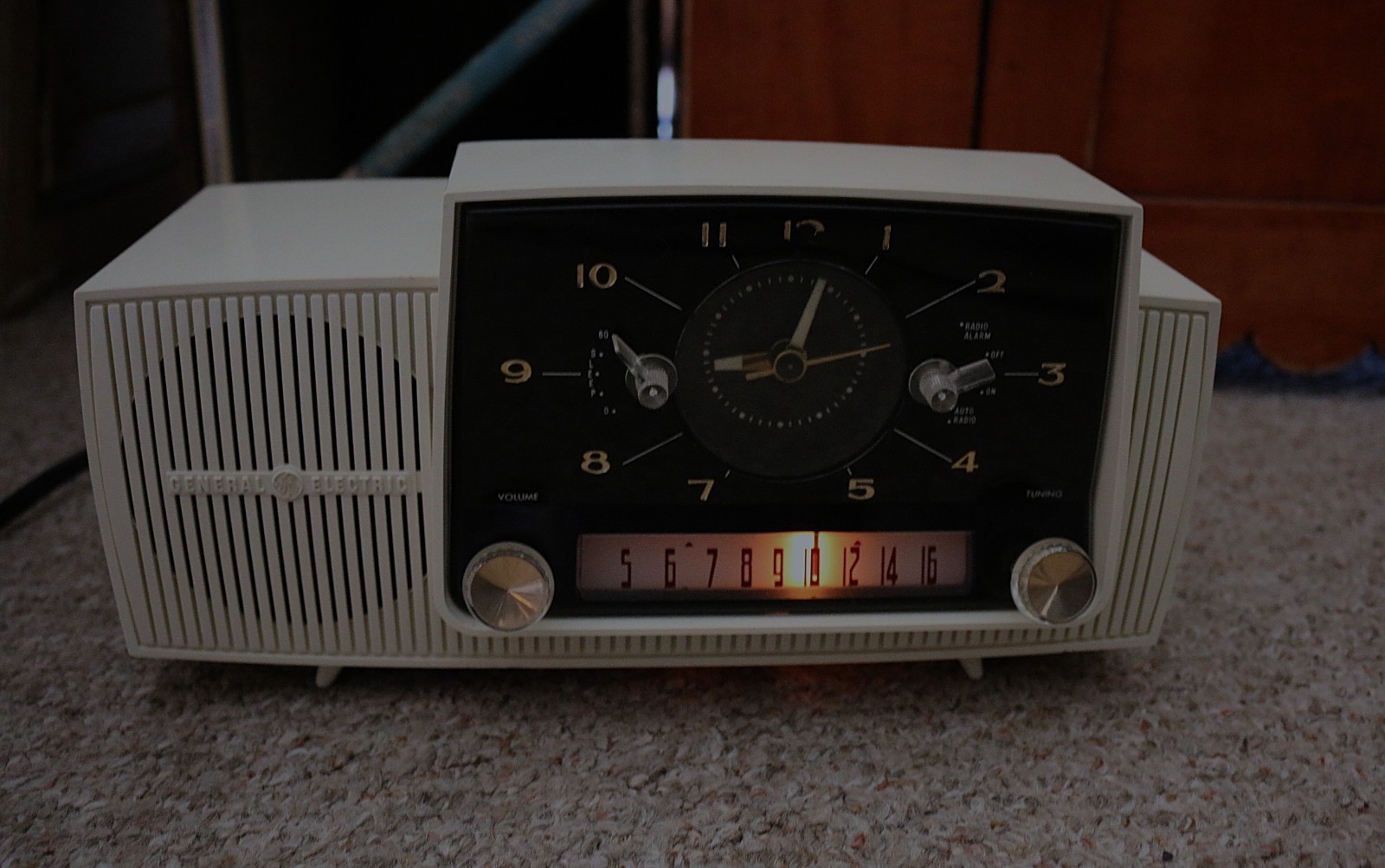 Vintage tube radio G.E. mid century ,ex cond works video