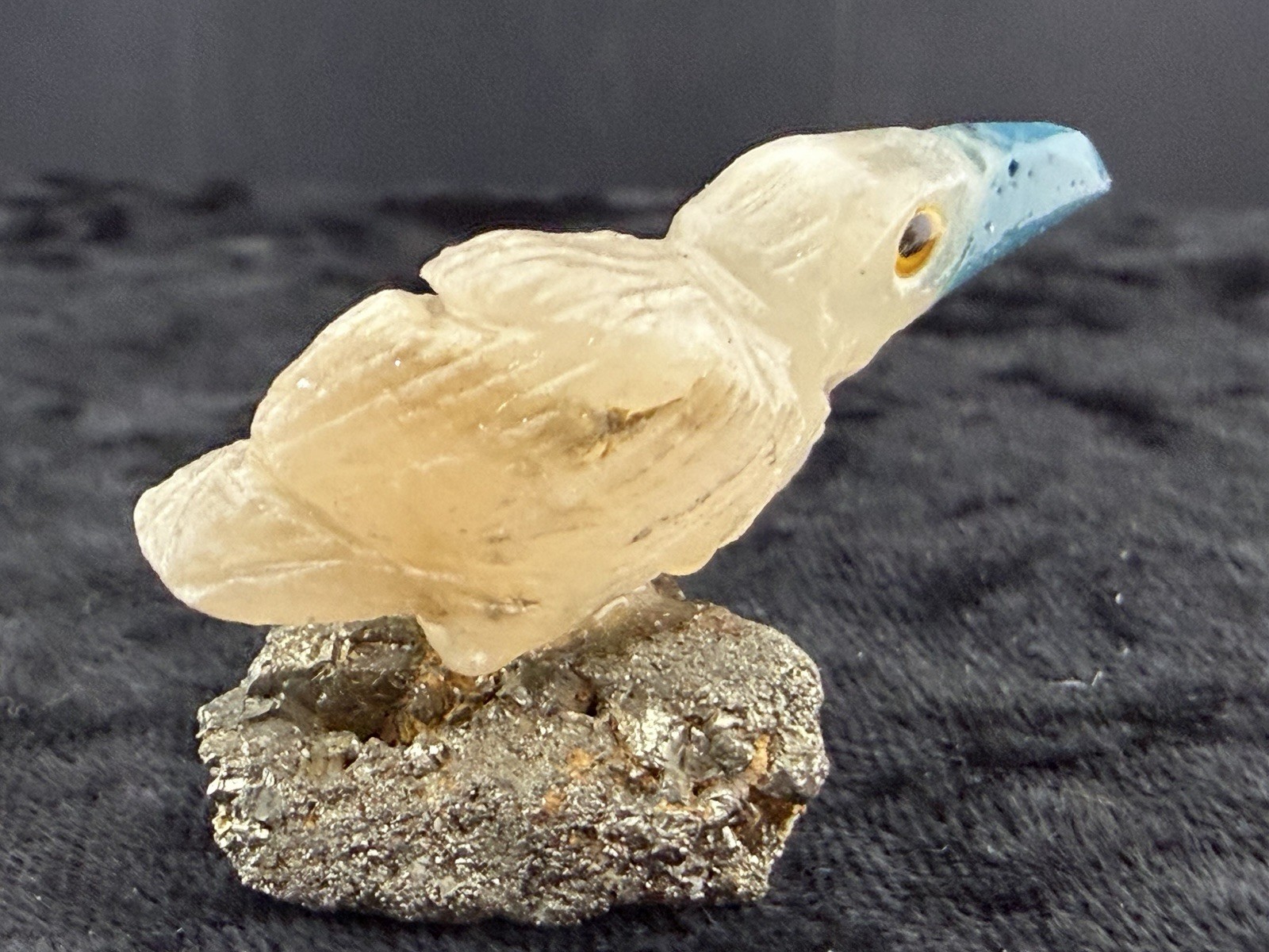 Gemstone Bird Sculpture on Mineral Base. 14 g. 43x17x27 mm