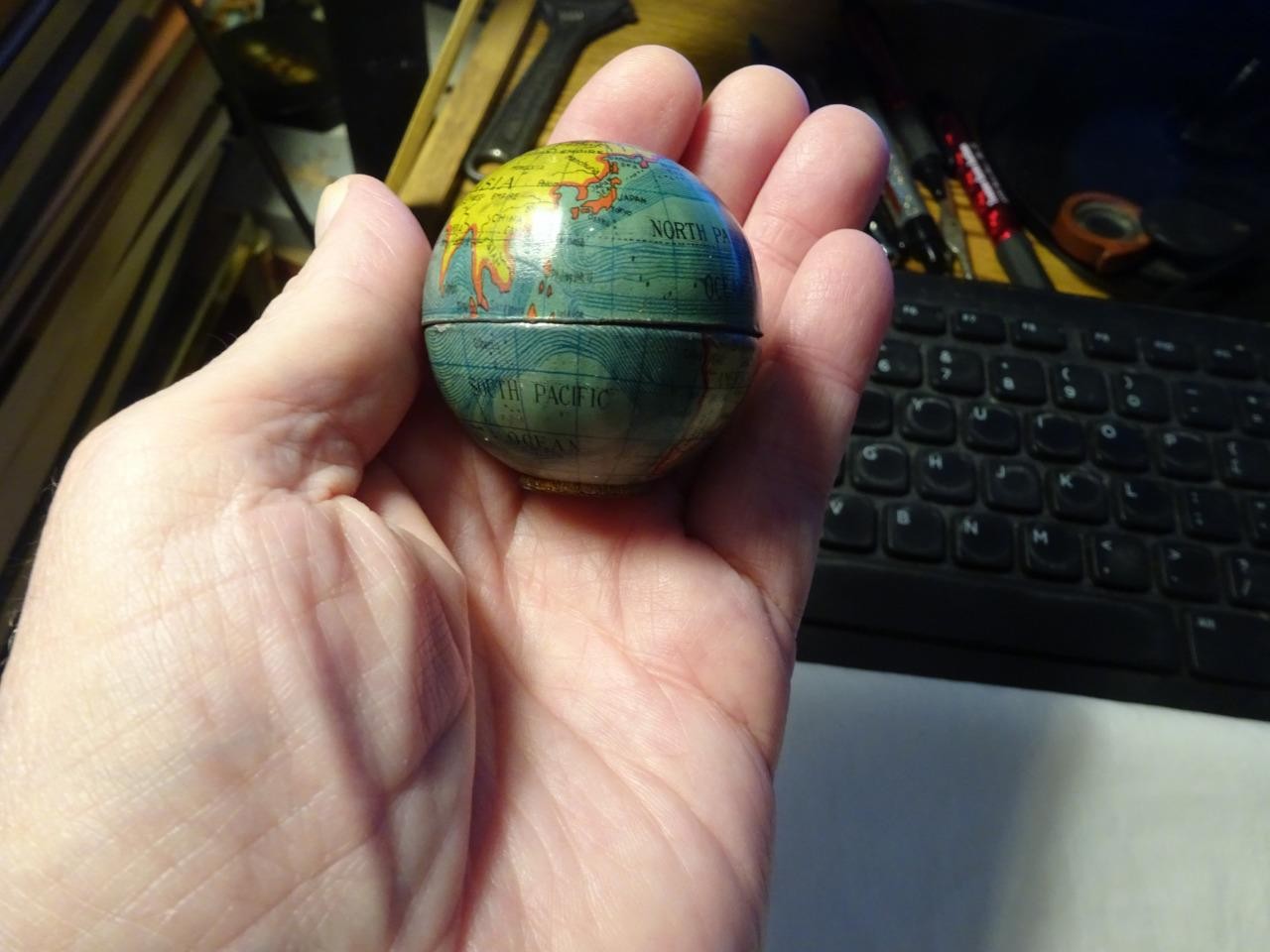 ANTIQUE MINIATURE TIN LITHO WORLD GLOBE PENCIL SHARPENER MADE IN JAPAN BY MT VG