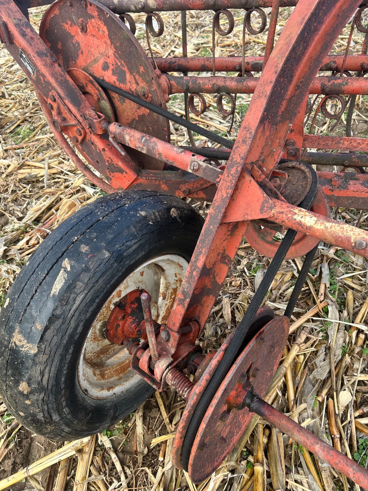 Avco 126 bar rake in working condition