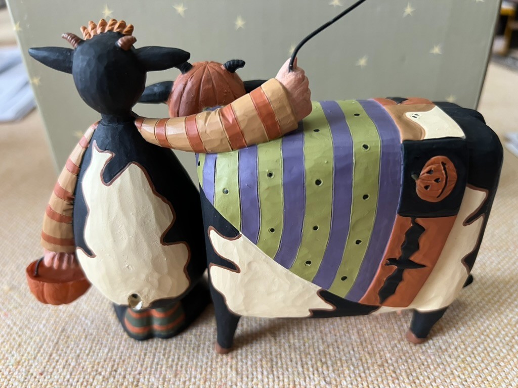 Williraye -ww6155 - COWSTUME PARTY - Halloween Cow with Pumpkin and Bat -New/Box