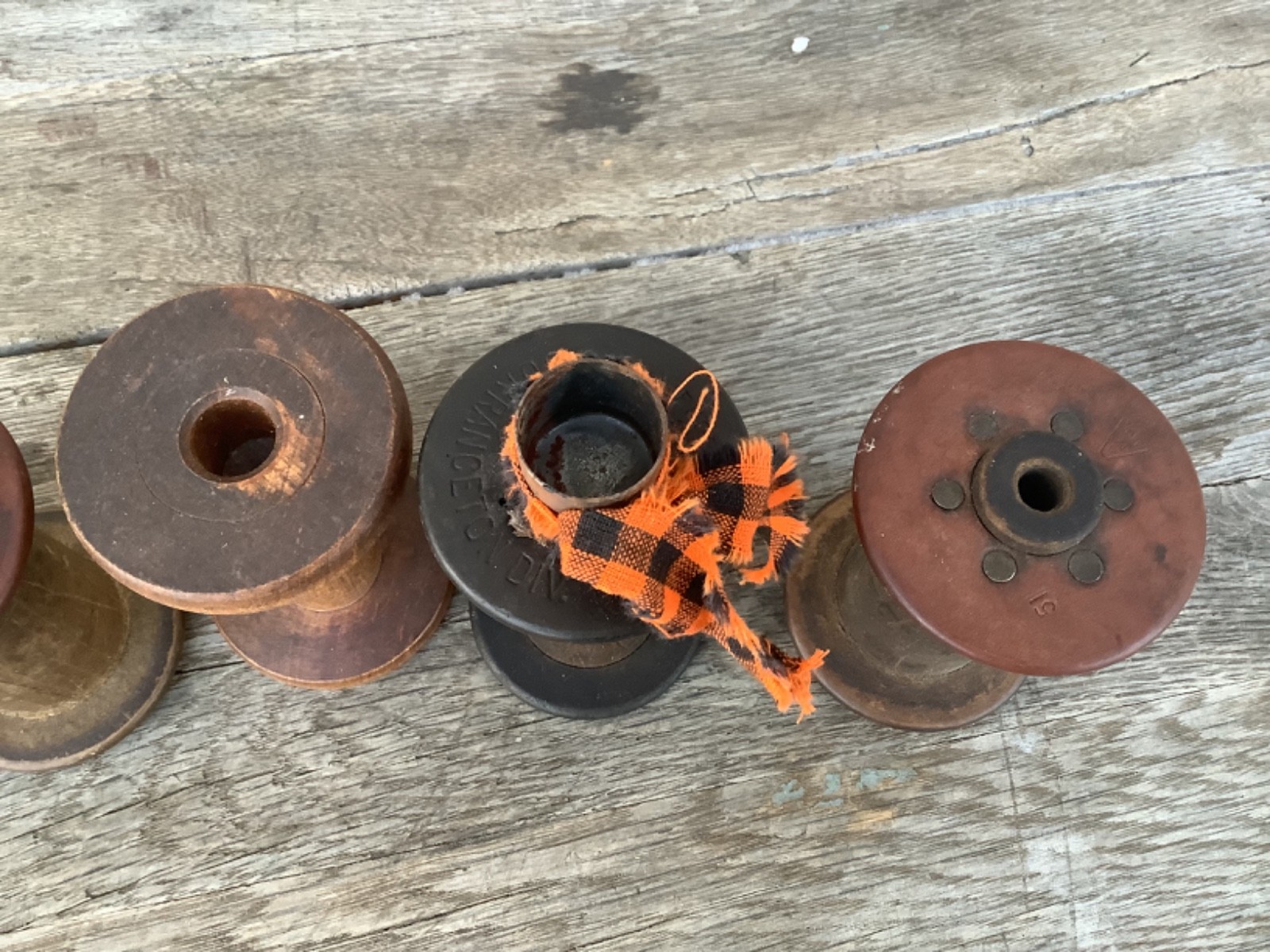 (5) Rustic Vintage Primitive Textile Mill Wooden Spools/ Bobbins 3-4" tall J5