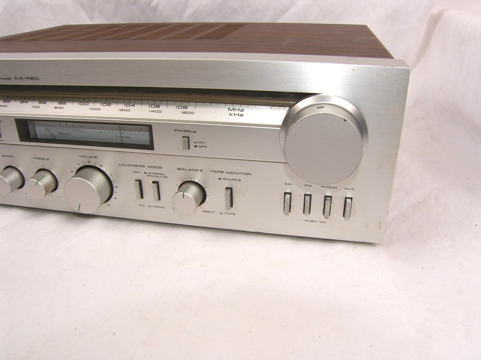 Akai AA-R20 AM/FM Stereo Receiver 26 Watts (Circa 1980) Silver Face Works Tested