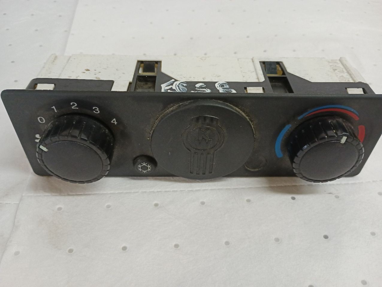 F21-1035 Kenworth T680 Sleeper Temperature Control  (12340662