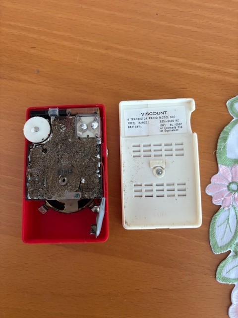 VINTAGE OLD 6 TRANSISTOR RADIO, VISCOUNT MODEL 607, A REAL GEM!!