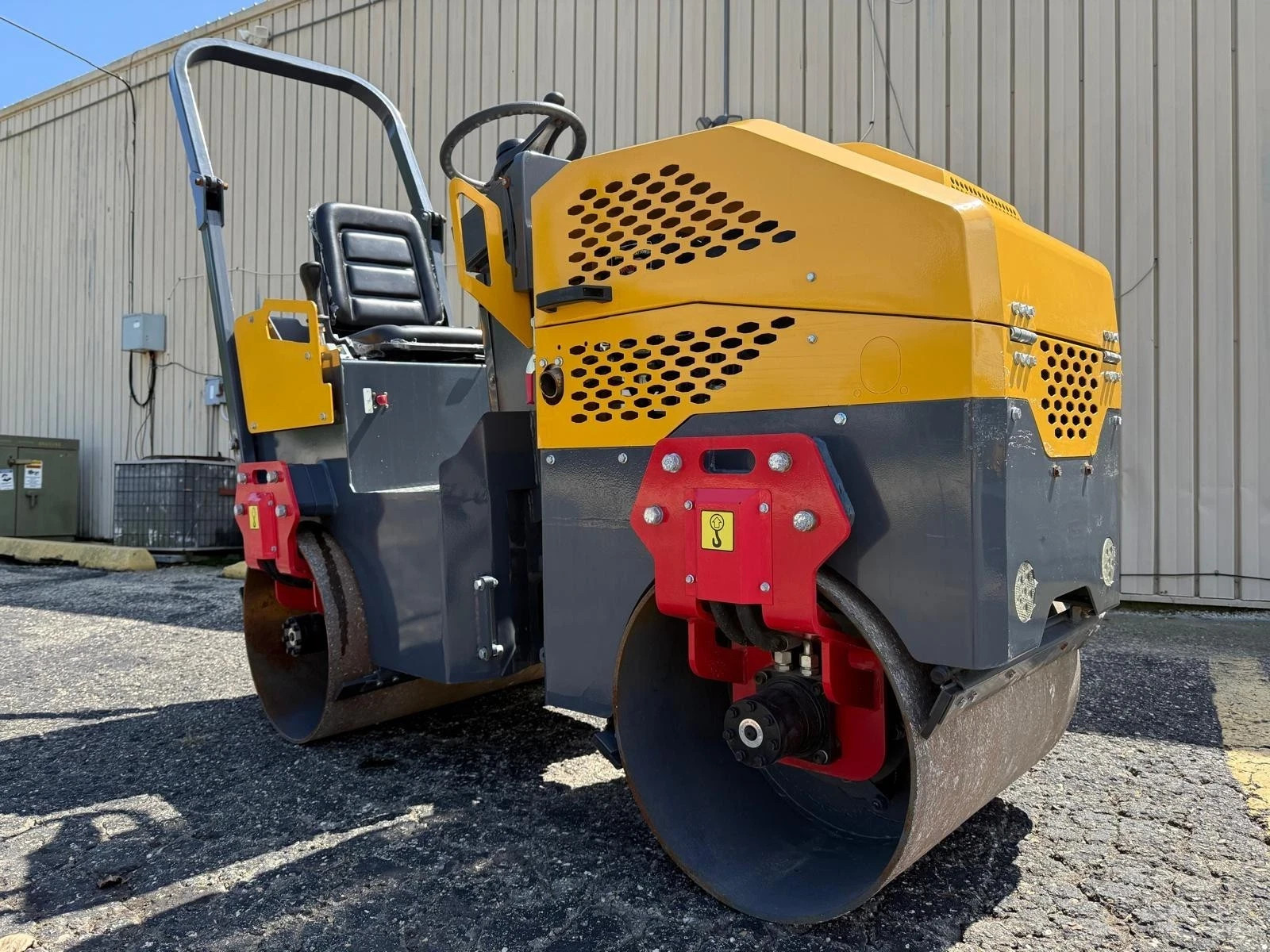 1 Ton Asphalt Roller BRIGGS & STRATTON ENGINE - EPA certified