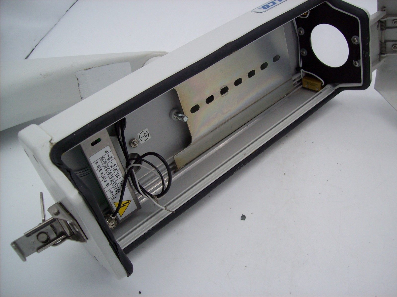 Pelco EH3512-2HD Outdoor Enclosure w/ EM3512 Arm Seals Good w/ Wall Mount Plate