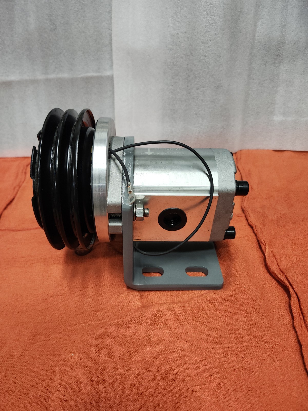 Hydraulic clutch pump electric salt spreader snowplow 12v coil Double V belt