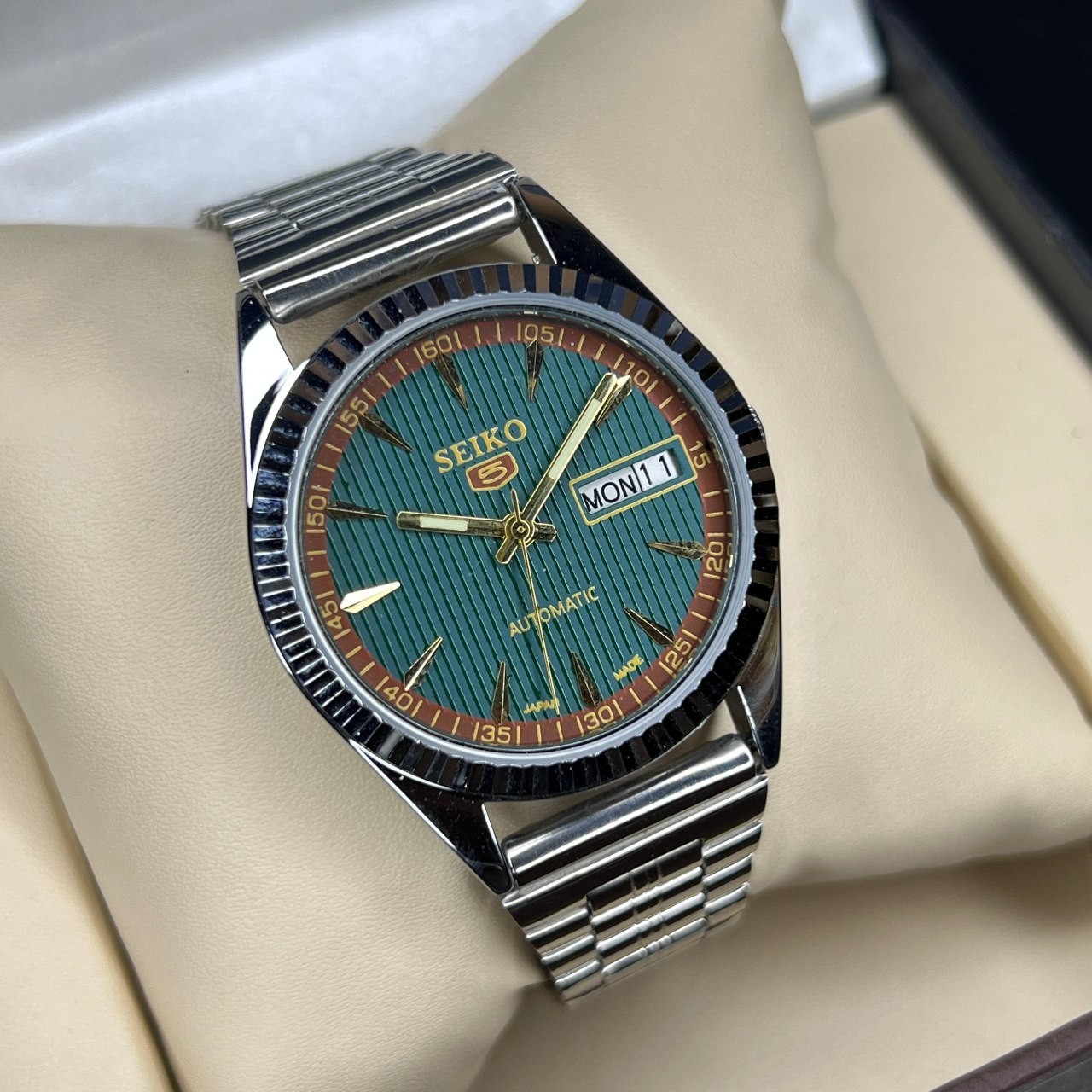 Vintage Refurbished Seiko 5 Green Automatic Day/Date Japan Men's Wrist Watch