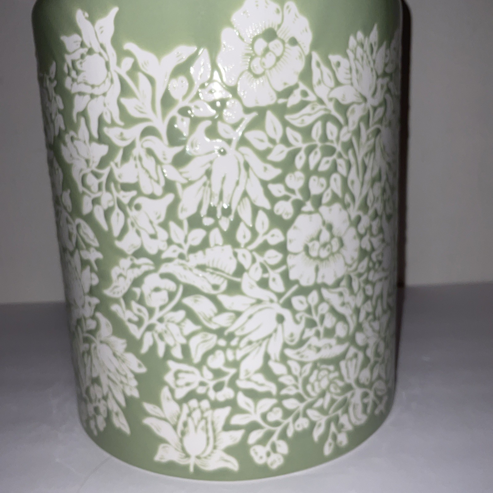 MORRIS & Co. GREEN WHITE ETCHED FLORAL 10x8 EVERTED RIM CERAMIC WASTEBASKET NWT