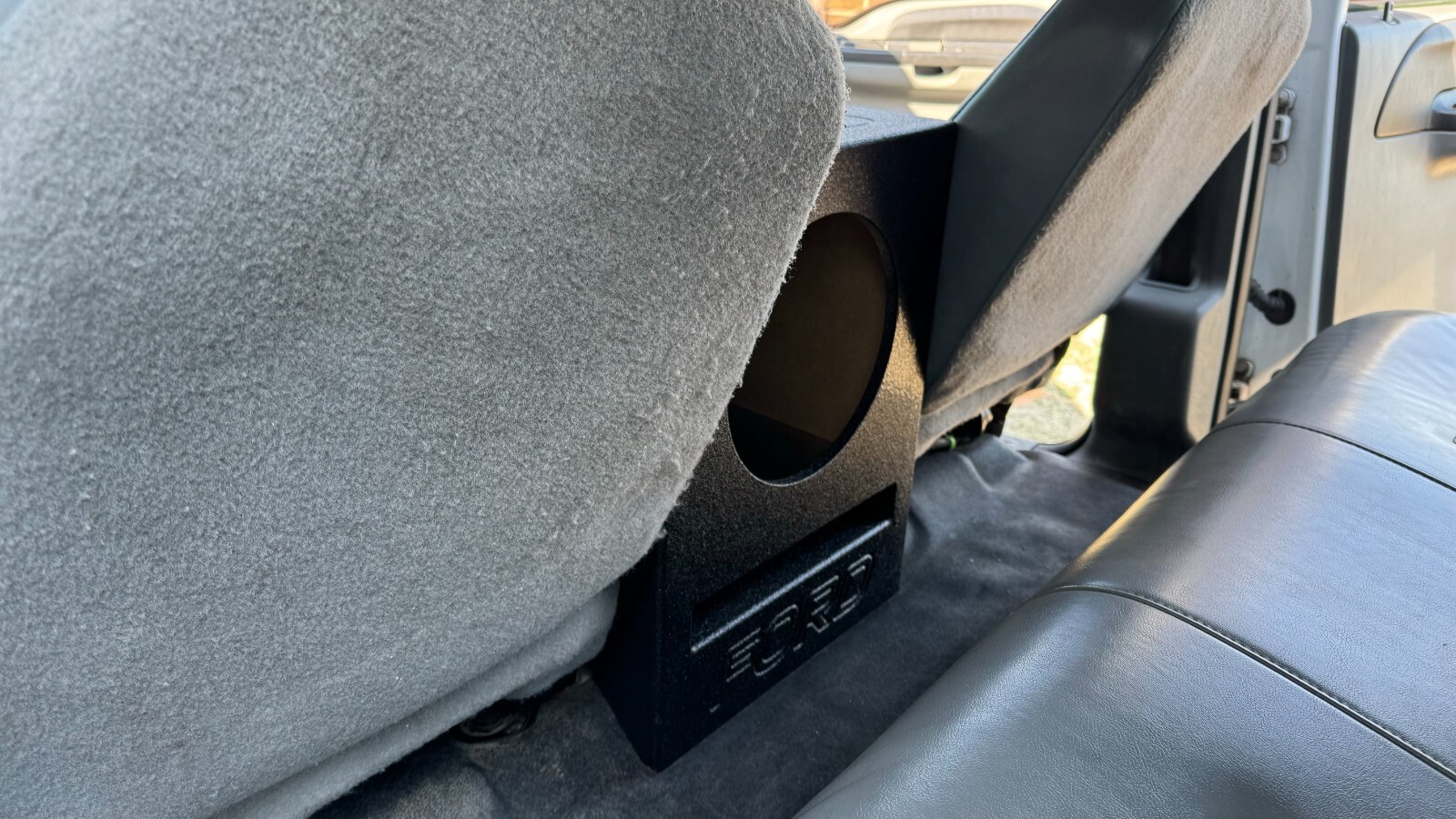 Ford F-250 05-07 Center Console Subwoofer Box Speaker Box 12” Woofer Ported