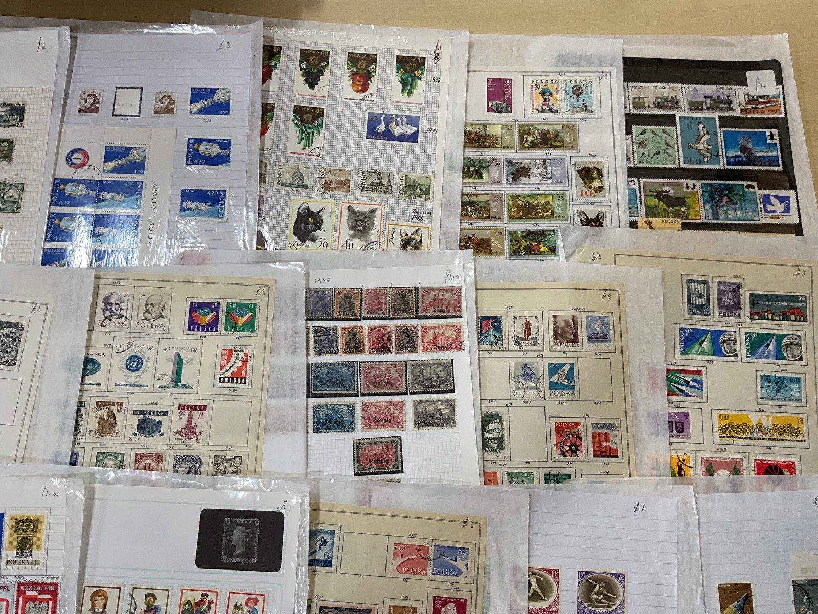 Poland stamps. Ex dealer leaves. Mint/Used. Vintage to modern. 1.8kg G101