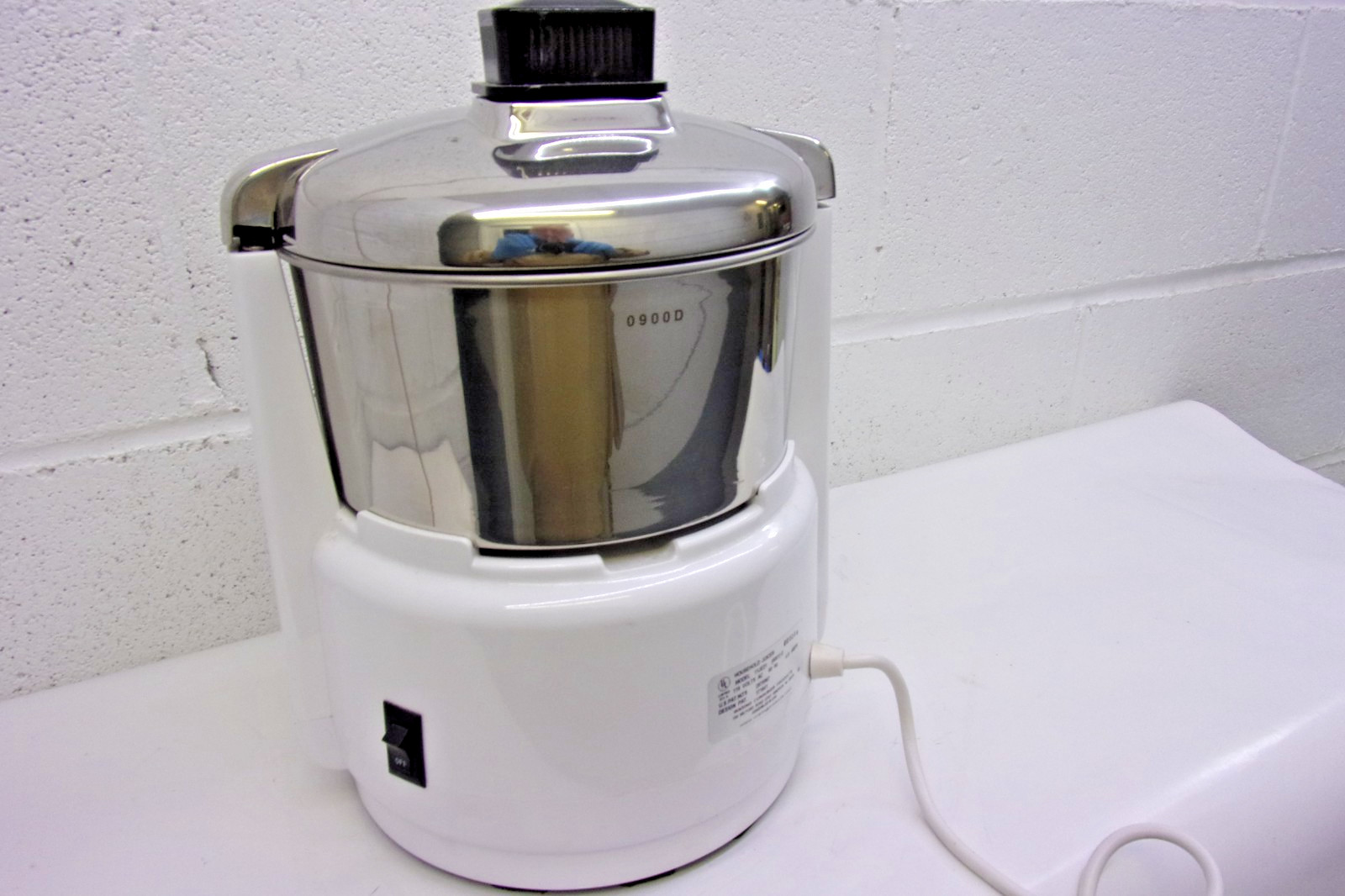 NEW ACME Supreme JUICERator 11JE21 Model 6001 4.8 Amp Heavy Duty Fruit Juicer