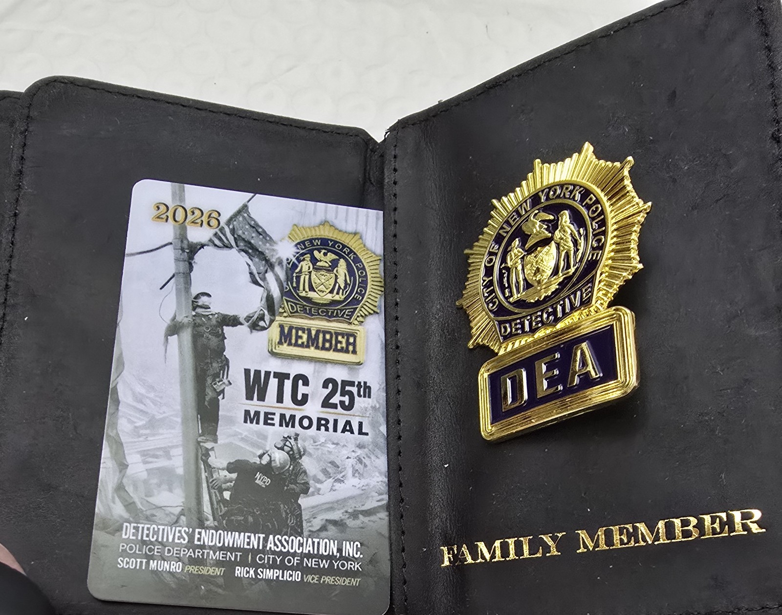 NYPD Detective Family Member Wallet With Mini Badge Replica And Detective...
