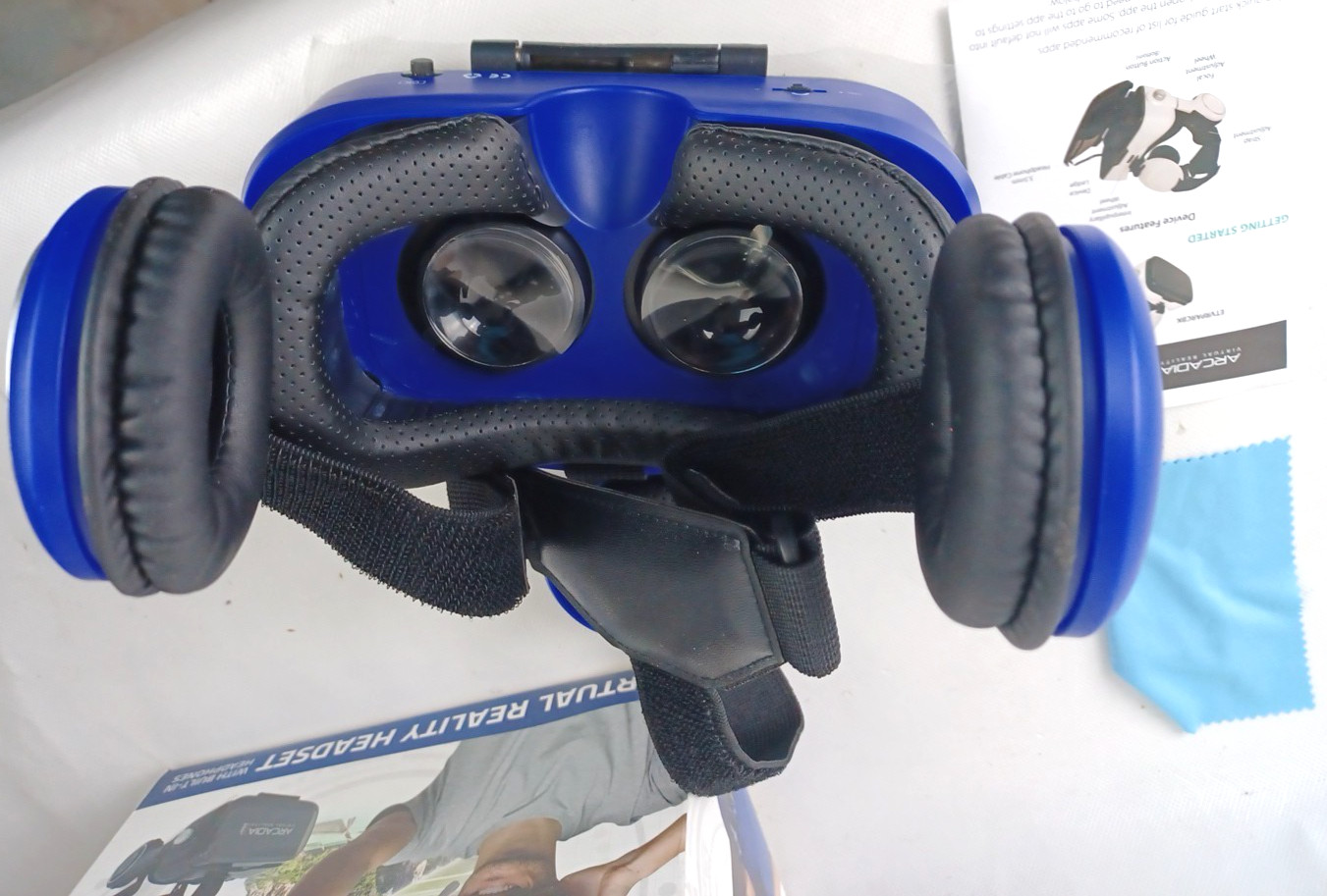 ARCADIA VIRTUAL REALITY HEADSET - 360 - BUILT-IN HEADPHONES - Black