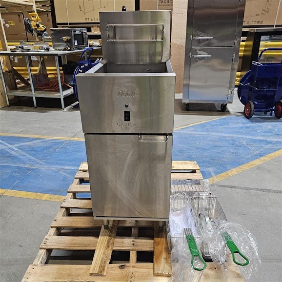 Dean by Frymaster SR114E Super Runner Economy 40 lb. Electric Floor Fryer - 240V