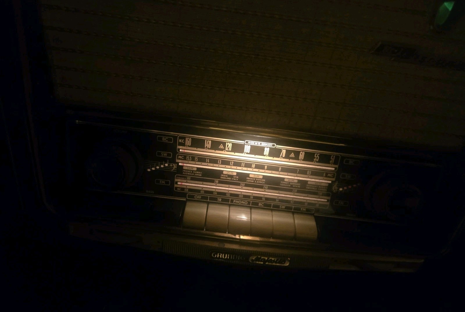 Antique Grundig-Majestic Model 2035 Radio - WORKS!