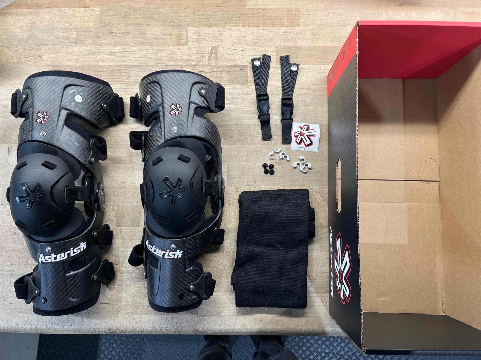 Asterisk Carbon Cell 1.0 Knee Braces Pair Large Size OPEN BOX
