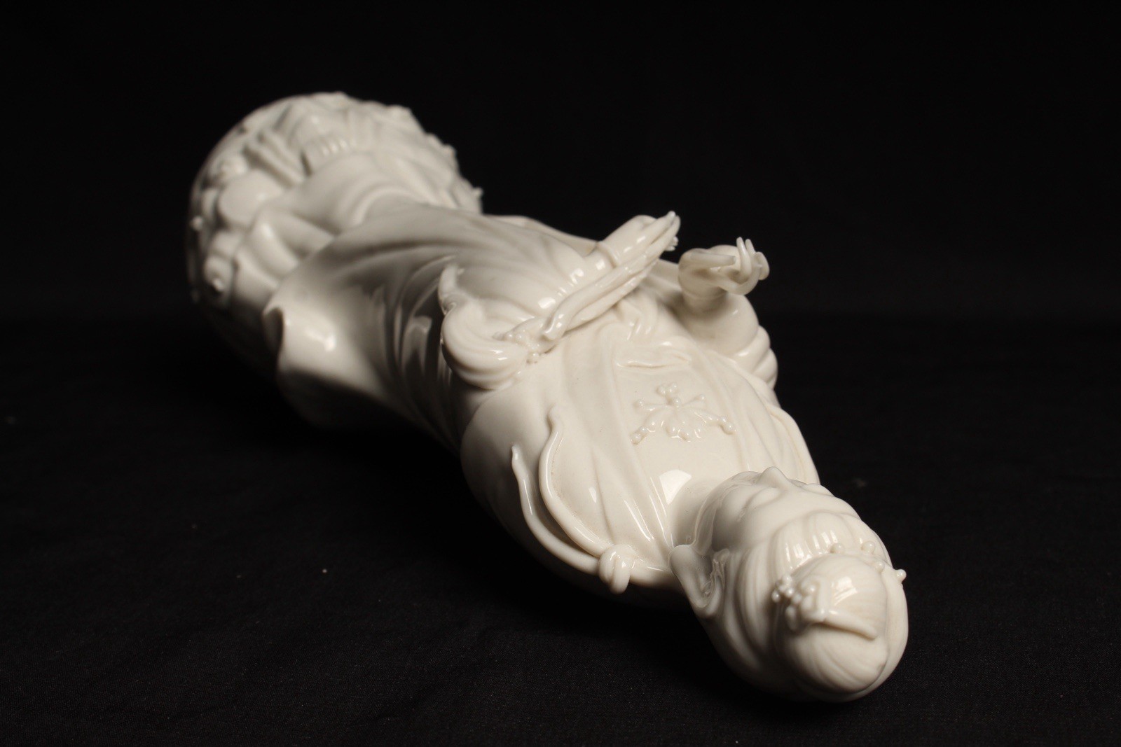 Blanc de Chine Guan Yin porcelain statue, figurine, White lotus flowers VTG 9.5”