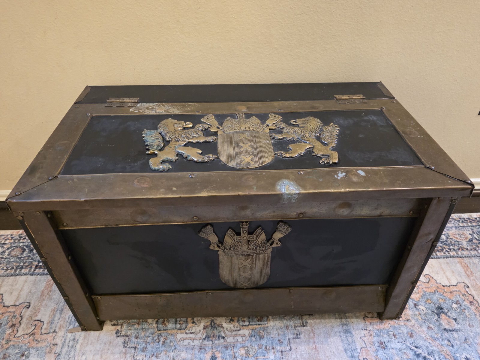 RARE ANTIQUE 19TH C CONTINENTAL BRASS BOUND KINDLING BOX W ARMORIAL. VERY HEAVY