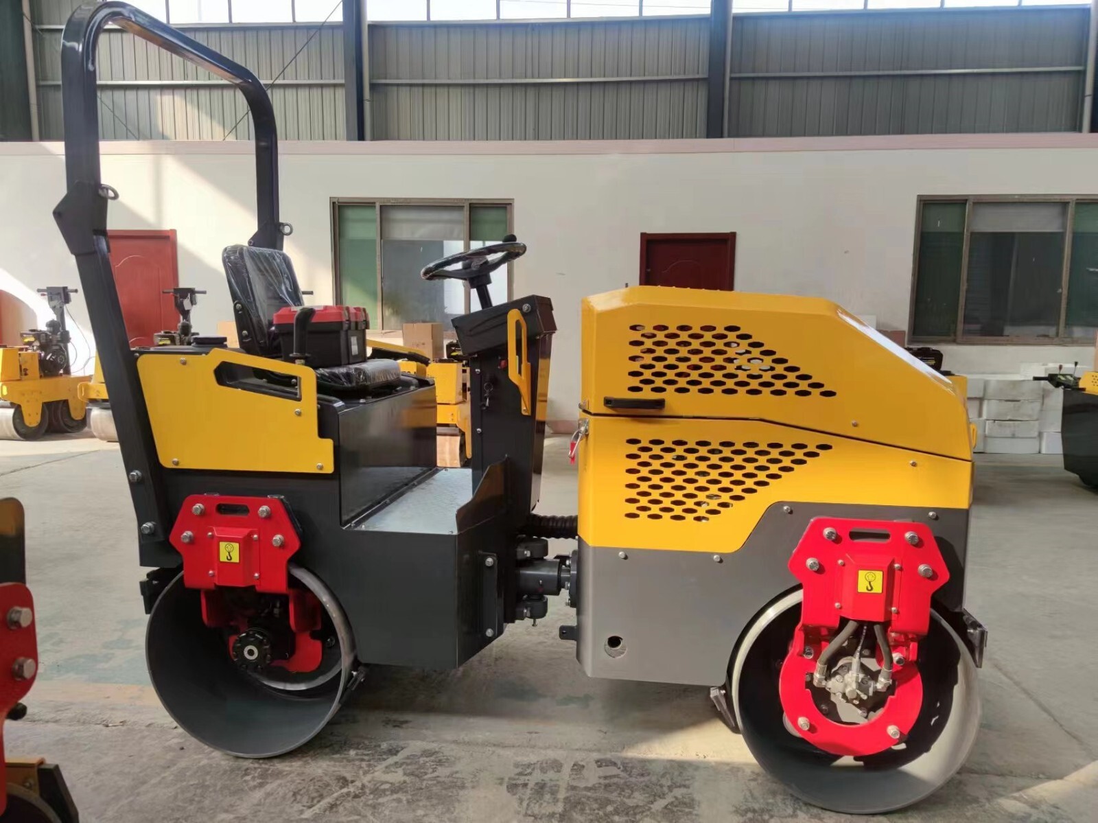 USA Fast delivery 2ton Double Drums Lawn Foundation Vibratory Road Compactor