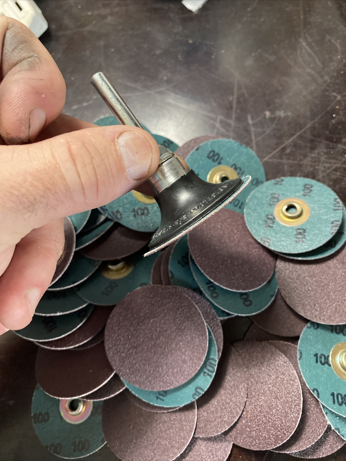 100 DISC LOT 3M Roloc Abrasive Sanding Die Grinder Discs 2" 100 Grit w/ mandrel