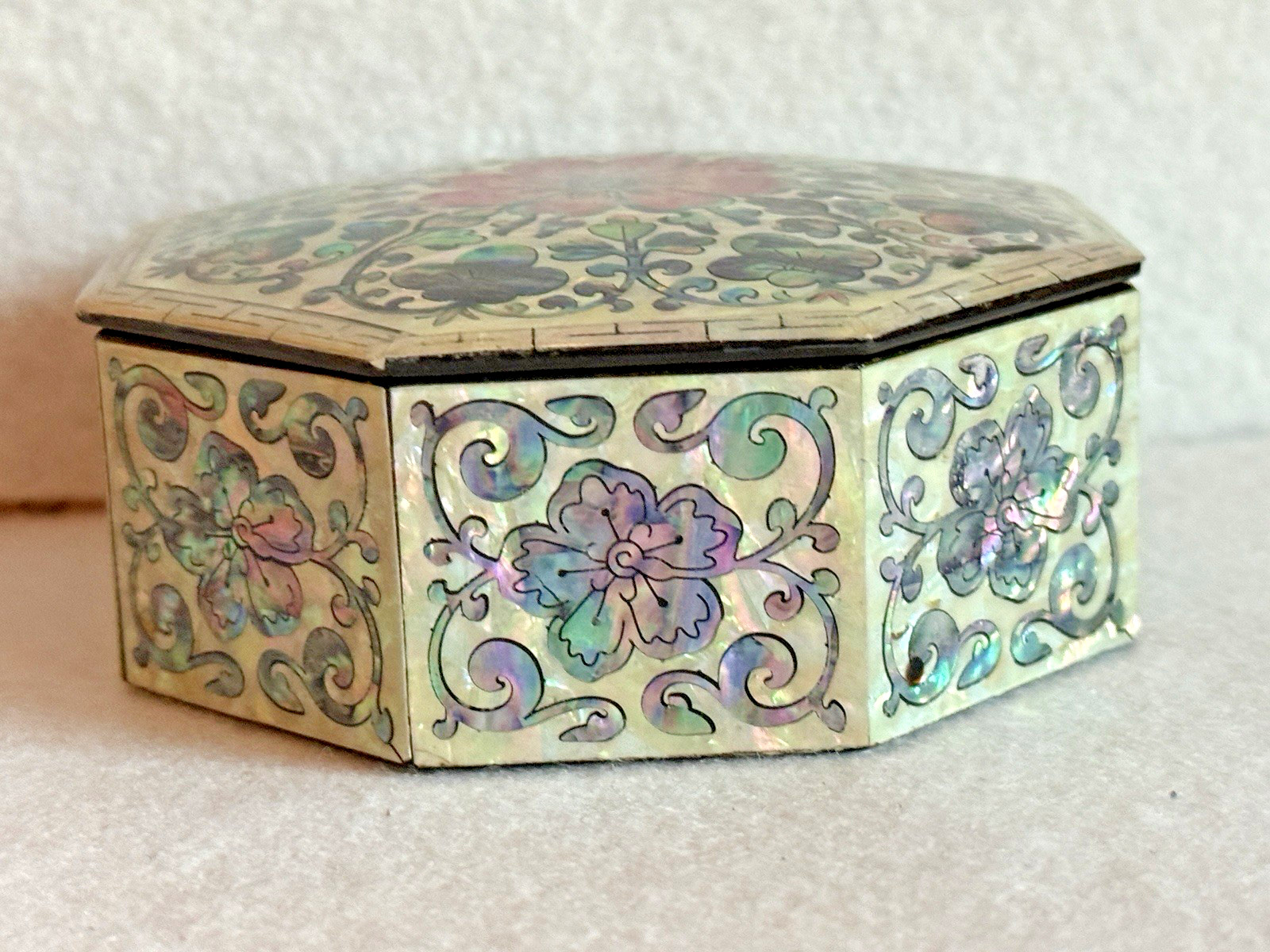Floral ASIAN LACQUERED OCTAGON Trinket Jewelry BOX MOTHER OF PEARL INLAY