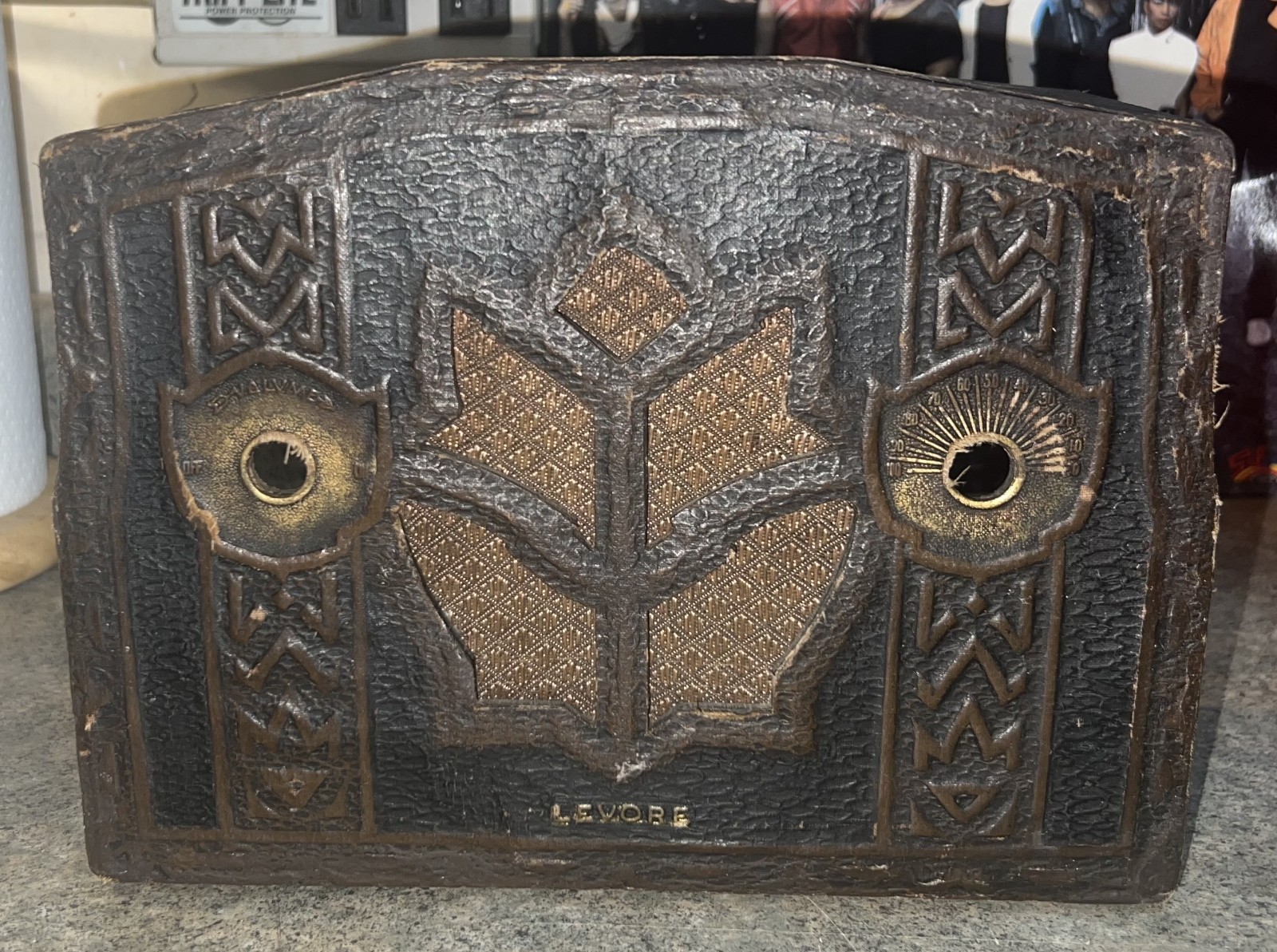 LEWOL Tabletop Broadcast Receiver. Model: "LEVORE" . Rare model. Works great !!